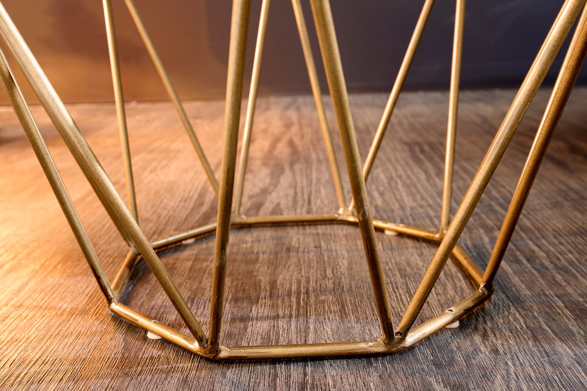 DIAMOND mesa auxiliar abstracta 50cm madera maciza de acacia natural estructura de metal latón