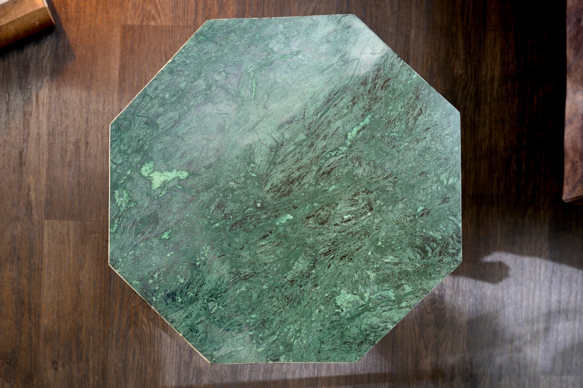 DIAMOND mesa auxiliar abstracta 50cm mármol verde latón metal
