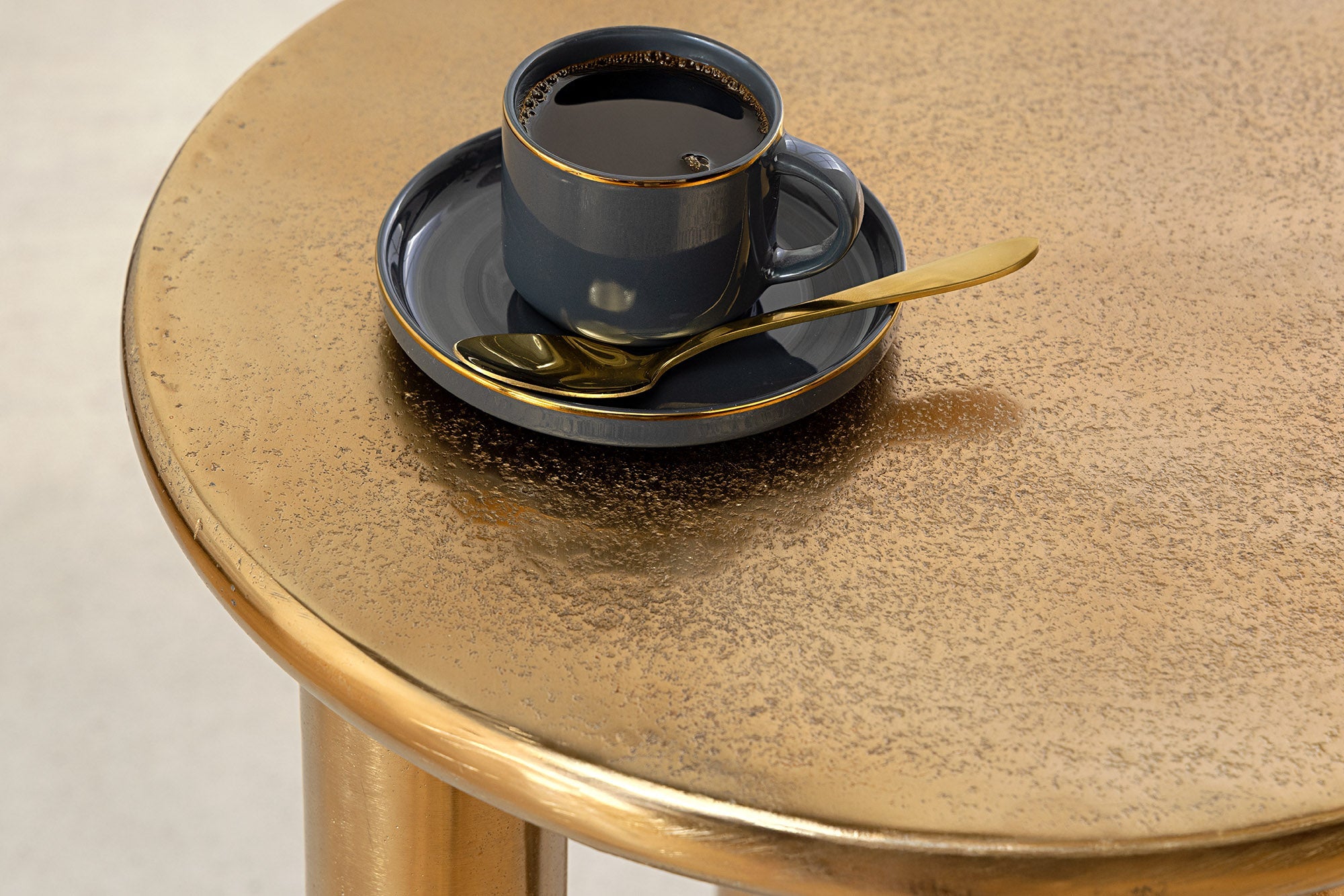 ABSTRACT Mesa auxiliar redonda de 55 cm de metal dorado negro