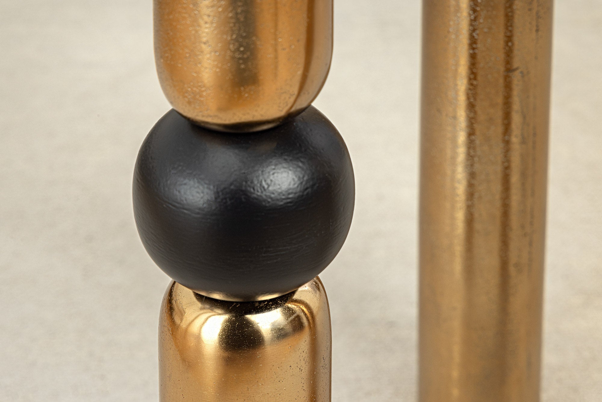 ABSTRACT Mesa auxiliar redonda de 55 cm de metal dorado negro