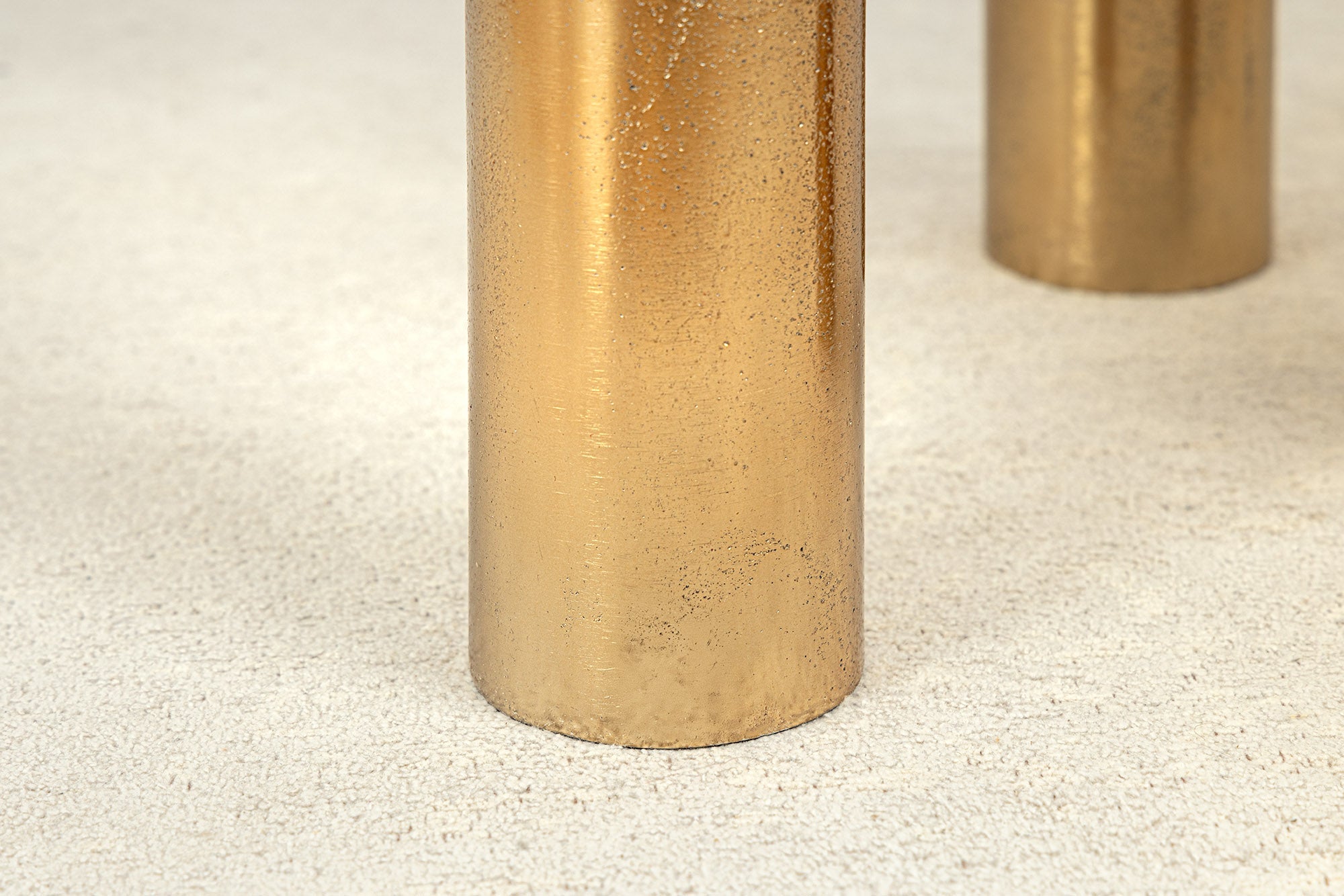 ABSTRACT Mesa auxiliar redonda de 55 cm de metal dorado negro