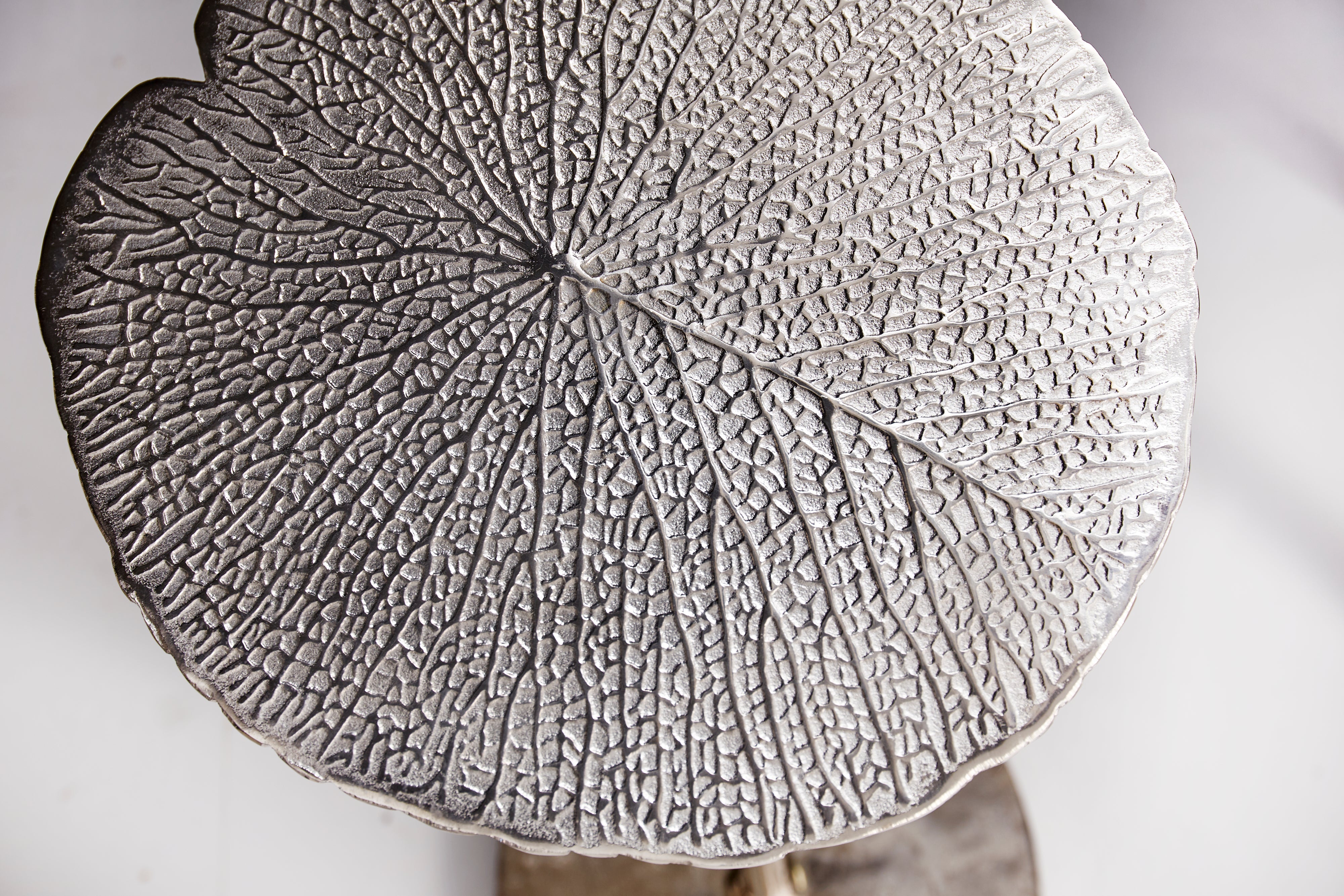Mesa auxiliar artesanal ABSTRACT LEAF 40cm plata