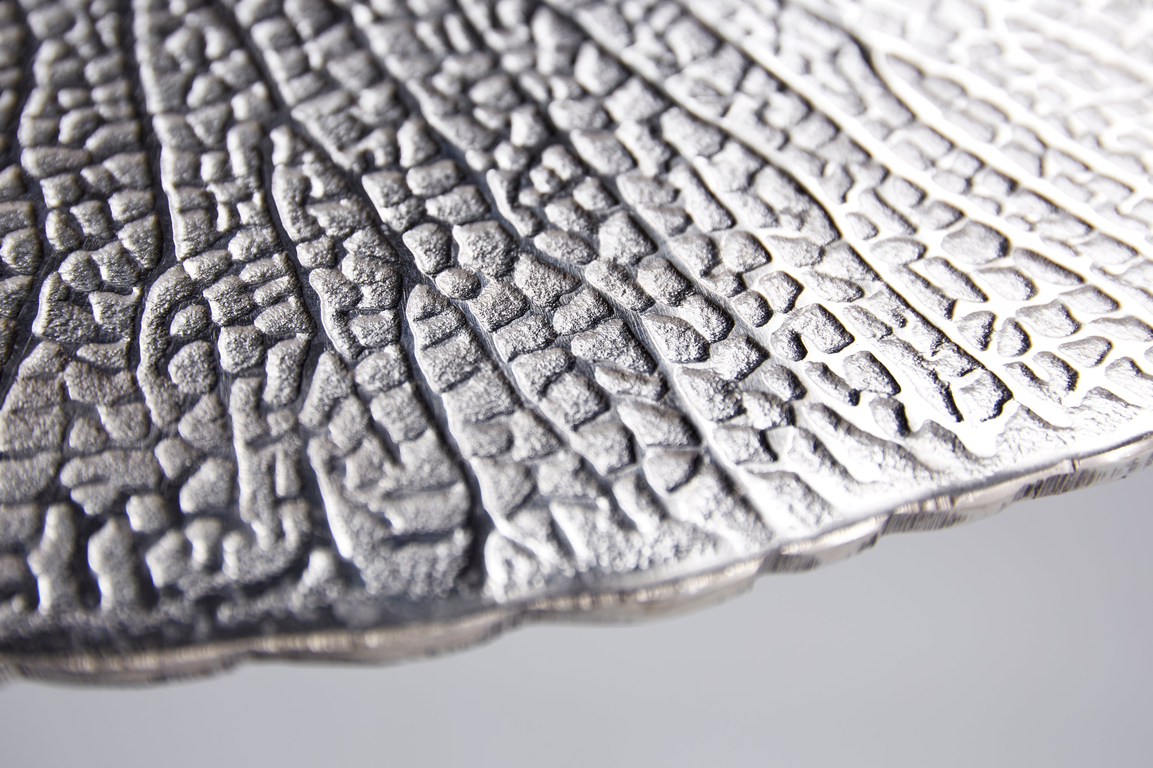 Mesa auxiliar artesanal ABSTRACT LEAF 40cm plata