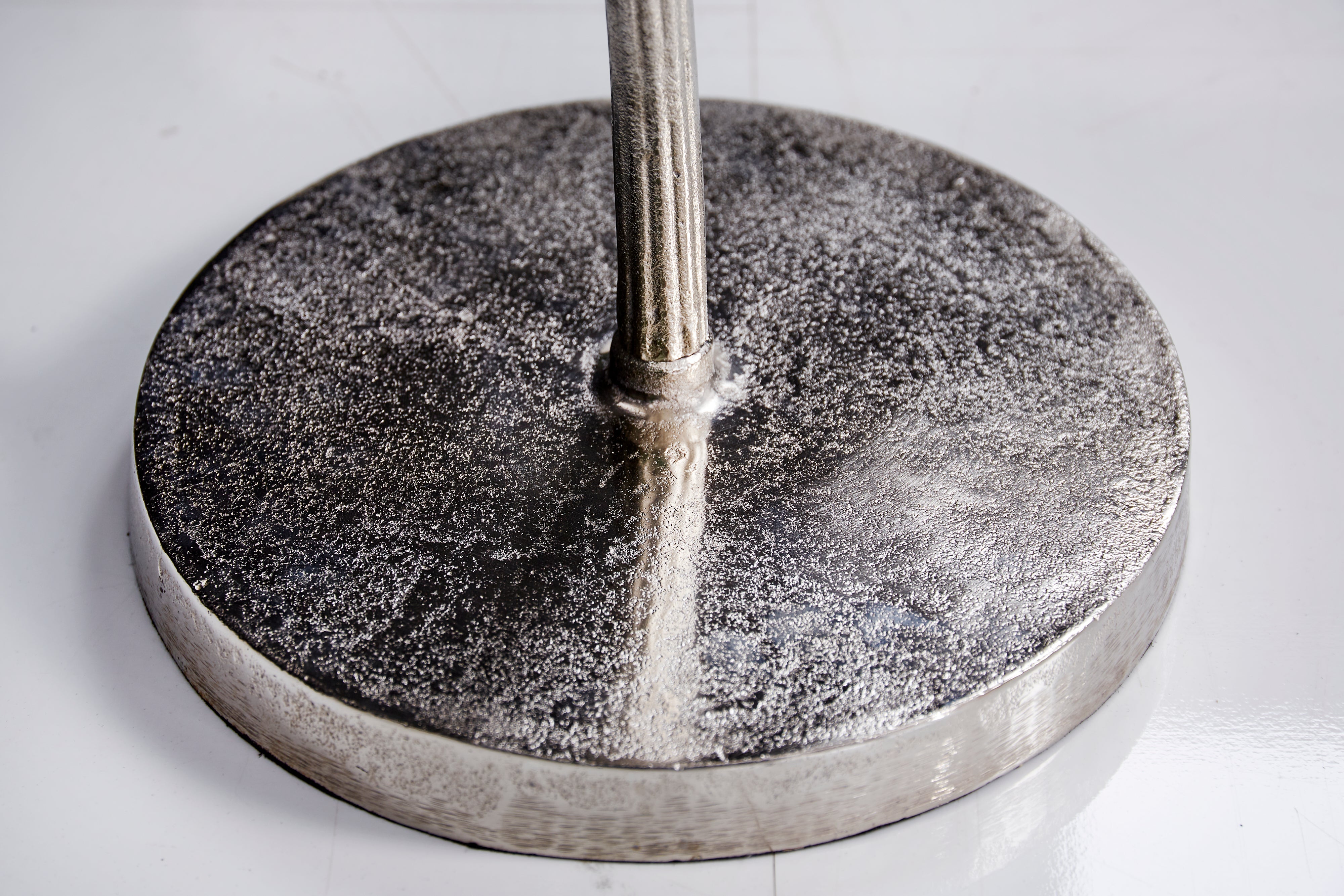 Mesa auxiliar artesanal ABSTRACT LEAF 40cm plata