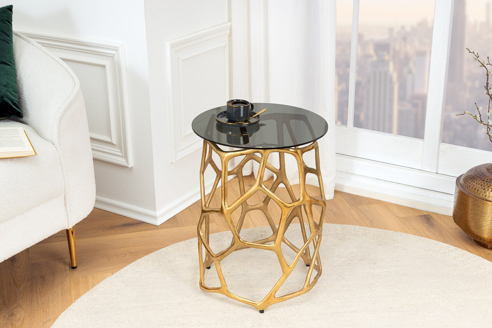 GEOMETRIA LIQUIDA mesa auxiliar artesanal 50cm metal dorado redonda cristal negro