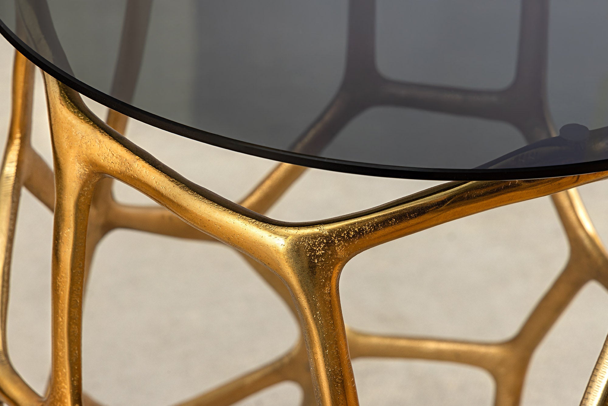 GEOMETRIA LIQUIDA mesa auxiliar artesanal 50cm metal dorado redonda cristal negro
