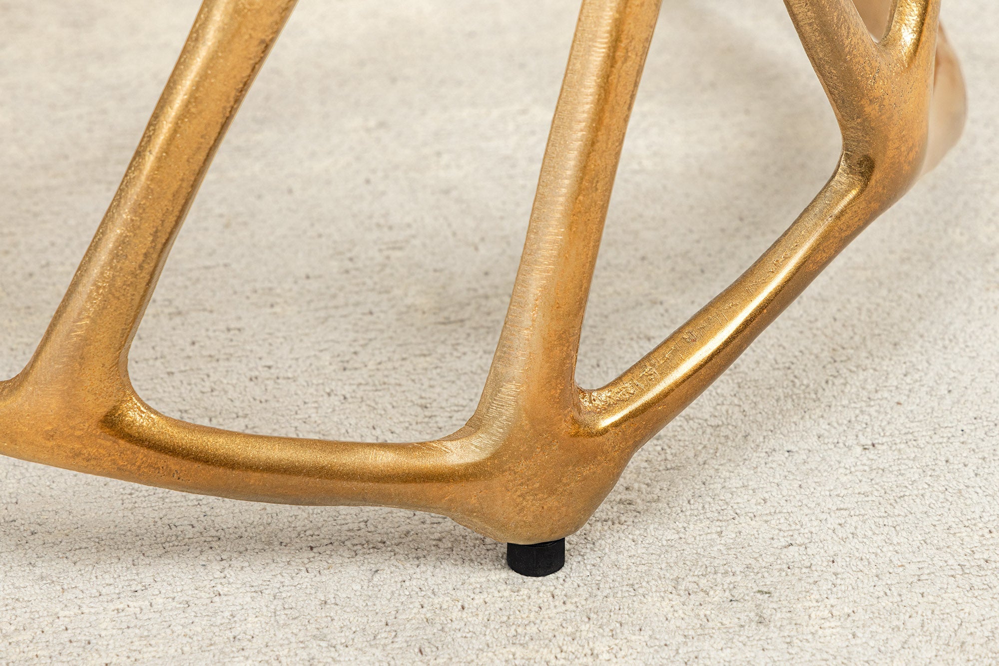 GEOMETRIA LIQUIDA mesa auxiliar artesanal 50cm metal dorado redonda cristal negro