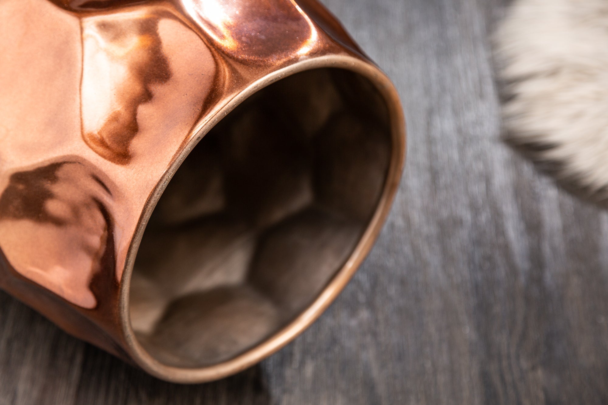 Table d'appoint artisanale ORGANIC ORIENT 50cm métal cuivré martelé design nid d'abeille ronde