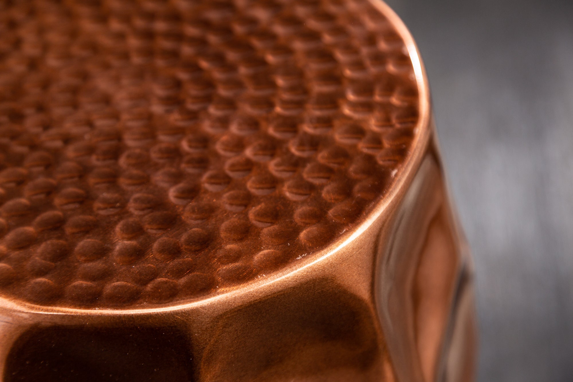 Table d'appoint artisanale ORGANIC ORIENT 50cm métal cuivré martelé design nid d'abeille ronde