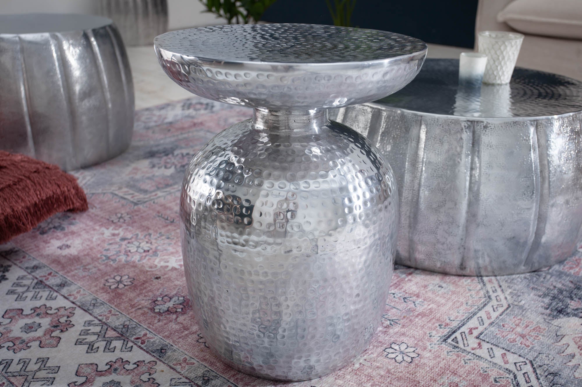 Table d'appoint artisanale ORIENT 50cm en métal argenté martelé design rond