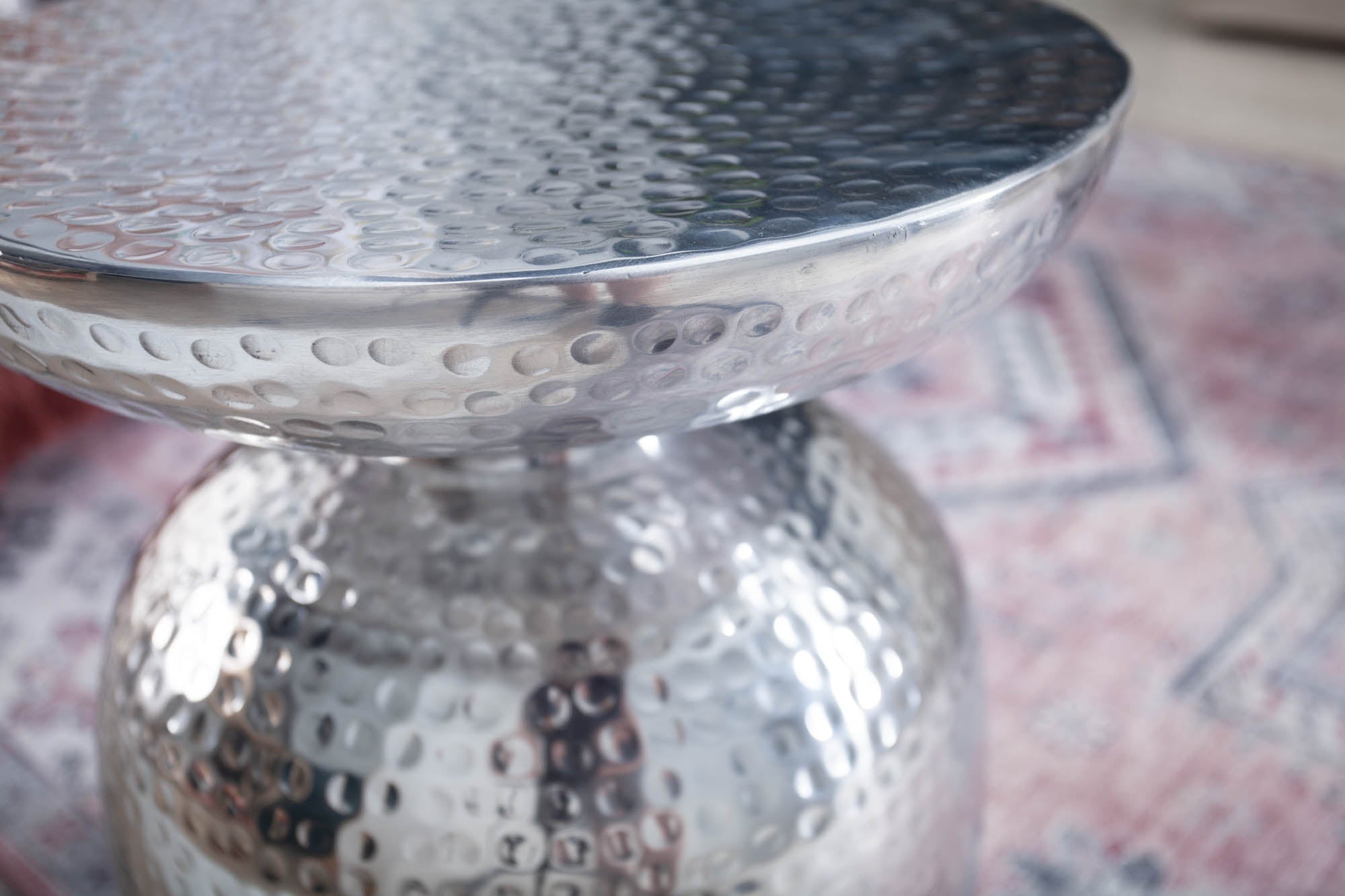 Table d'appoint artisanale ORIENT 50cm en métal argenté martelé design rond