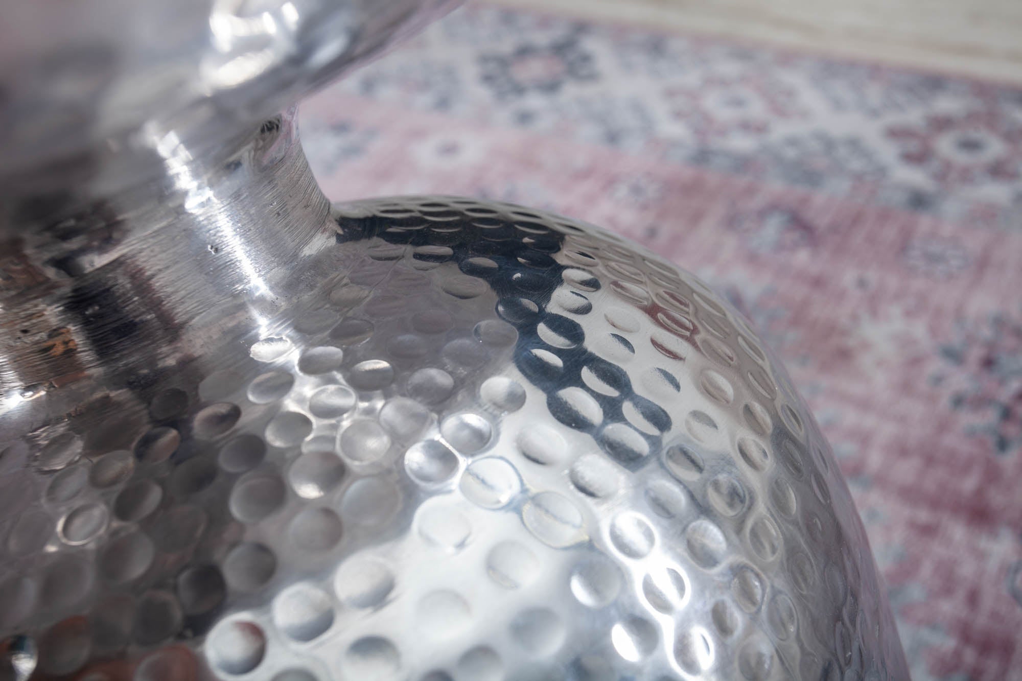 Table d'appoint artisanale ORIENT 50cm en métal argenté martelé design rond