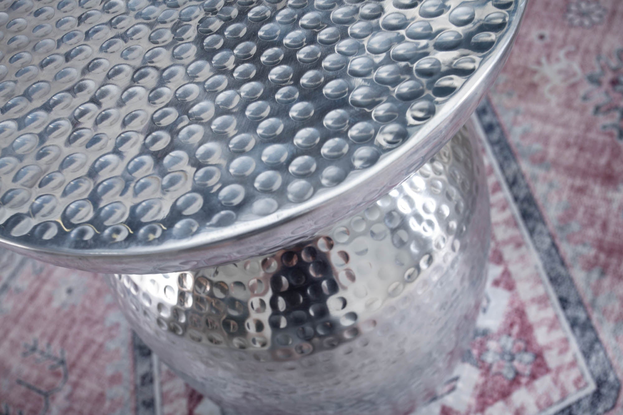 Table d'appoint artisanale ORIENT 50cm en métal argenté martelé design rond