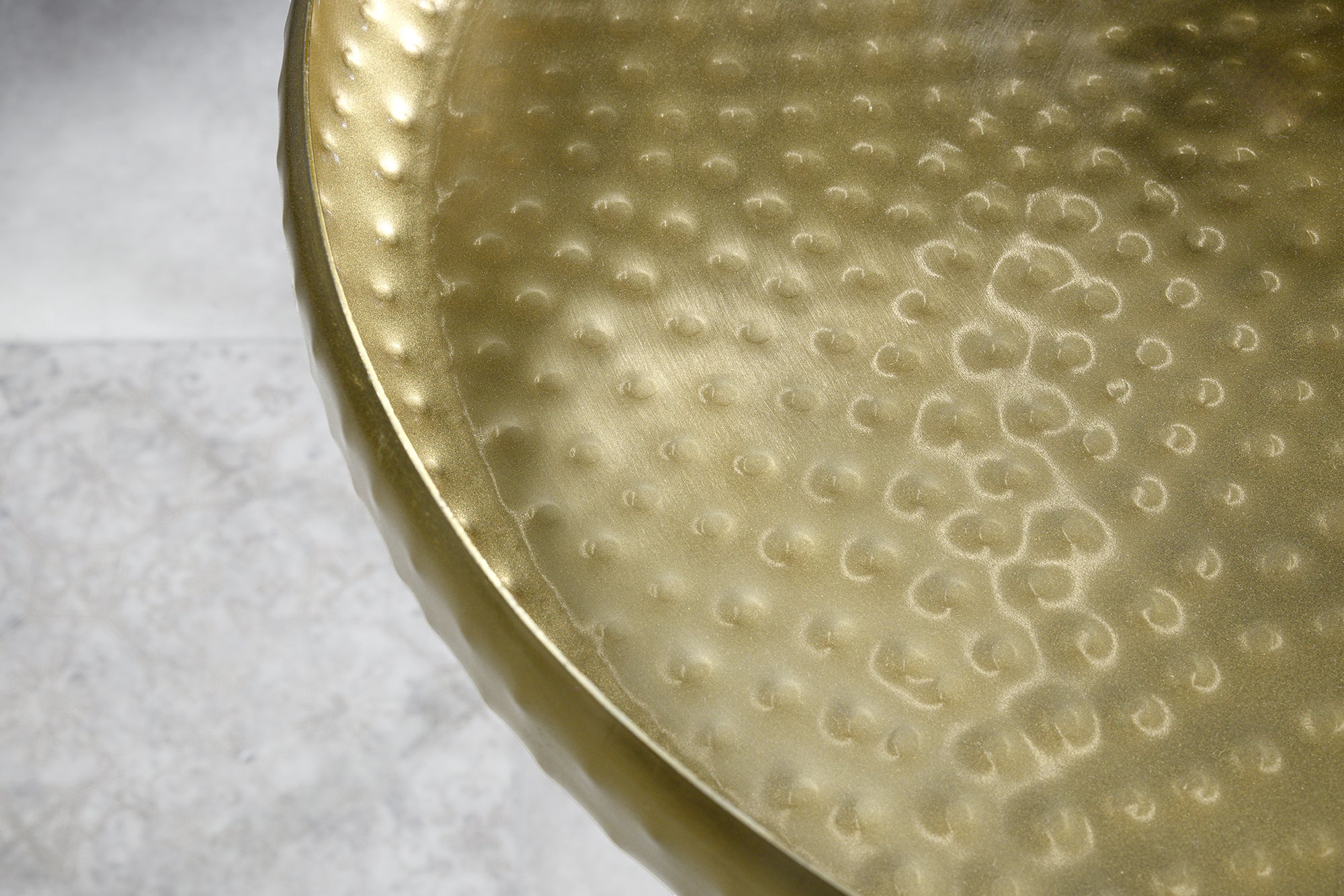 Table d'appoint artisanale ORIENT 55cm laiton doré ronde métal martelé design
