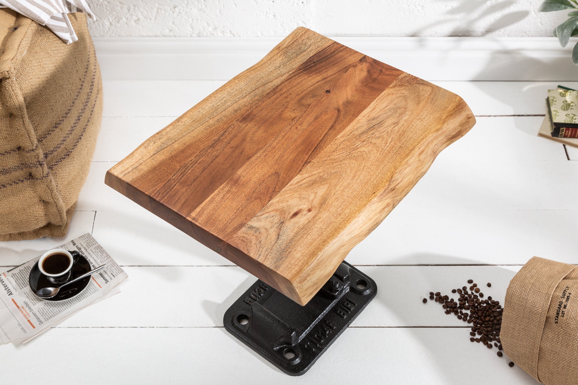 Authentic FACTORY Mesa auxiliar de 50cm en madera maciza de acacia con borde de árbol de diseño industrial