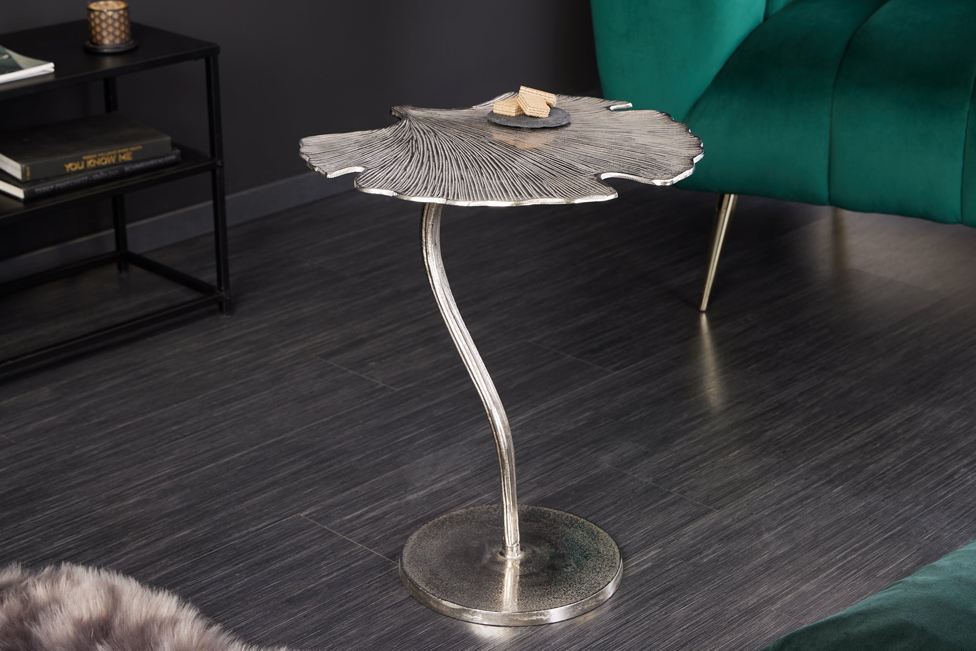 Table d'appoint décorative FEUILLE DE GINKGO 55cm métal argenté fait main