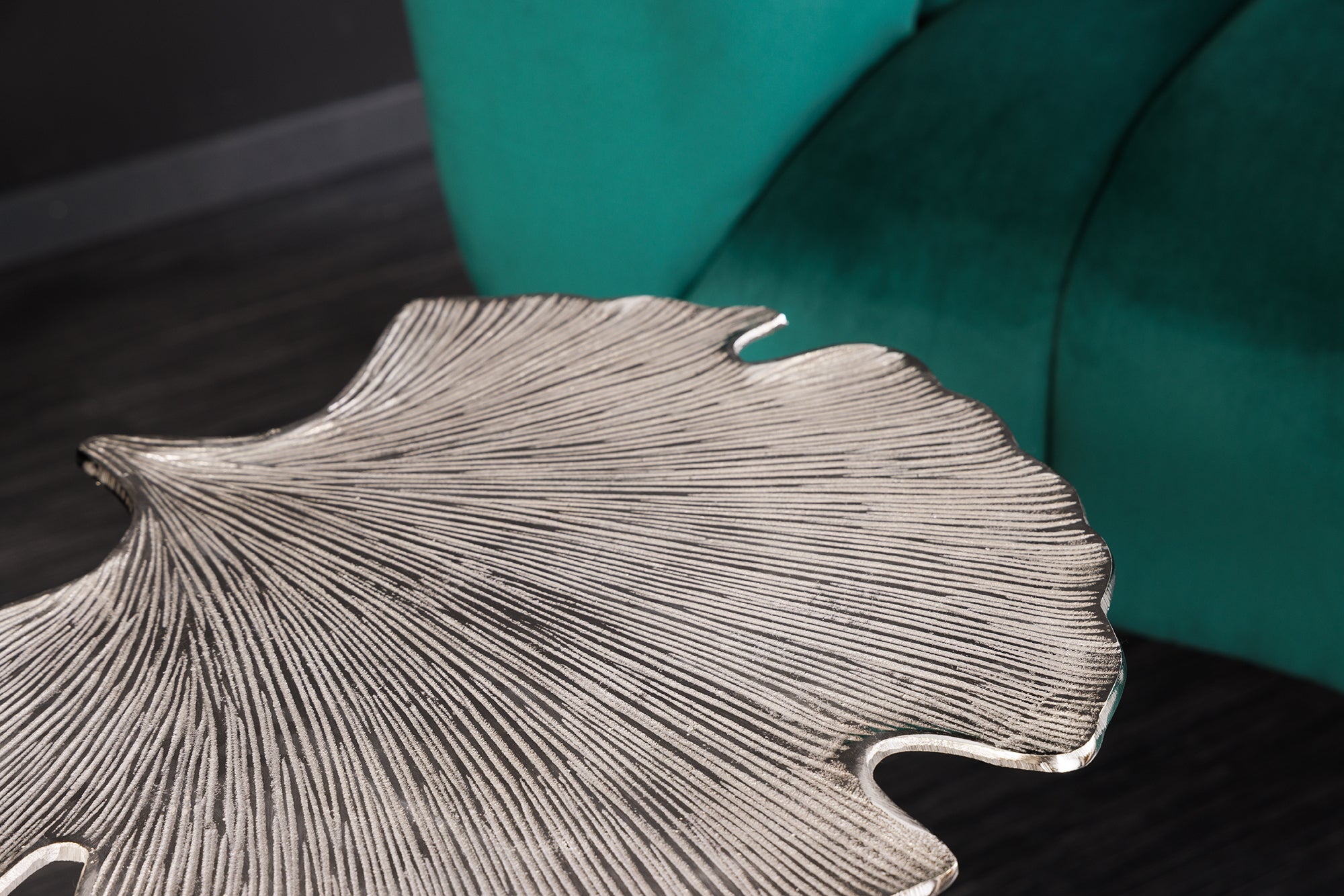 Table d'appoint décorative FEUILLE DE GINKGO 55cm métal argenté fait main