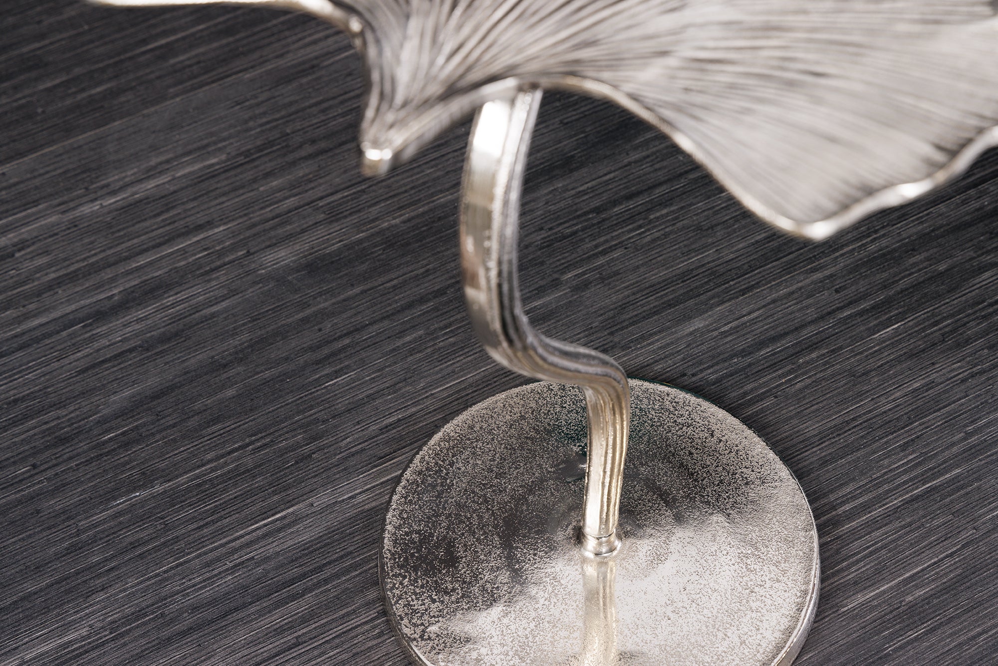 Table d'appoint décorative FEUILLE DE GINKGO 55cm métal argenté fait main