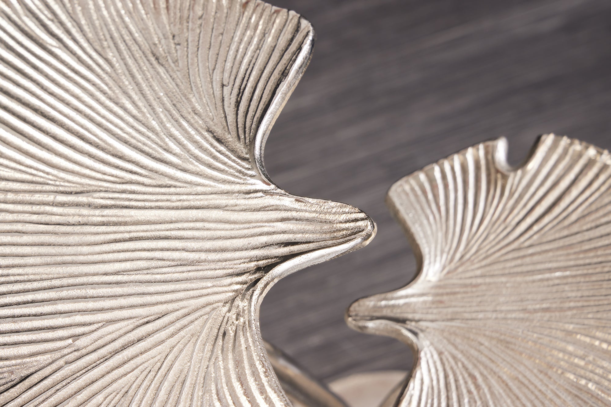 GINKGO LEAVES Mesa auxiliar decorativa de 50 cm en metal plateado artesanal