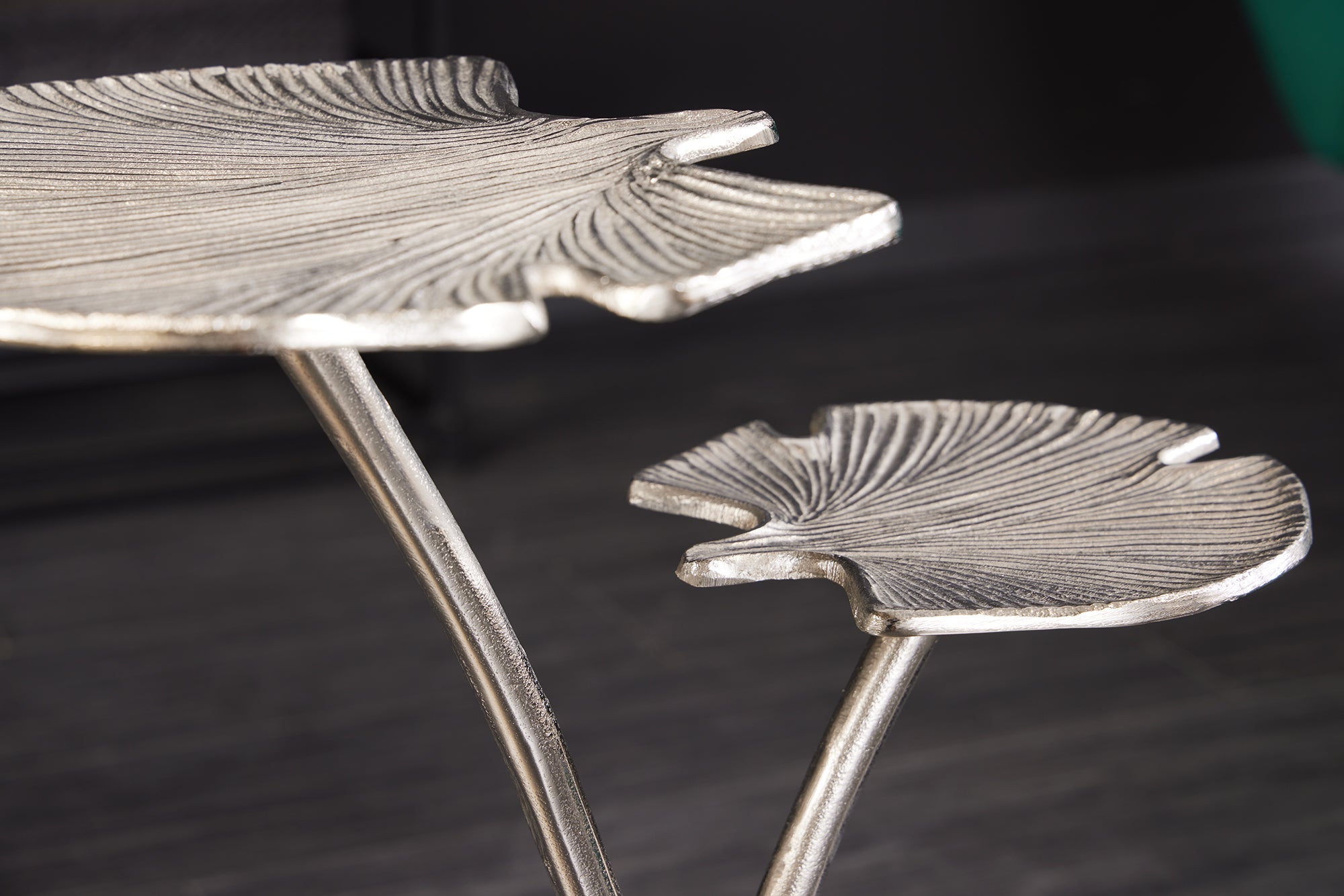 GINKGO LEAVES Mesa auxiliar decorativa de 50 cm en metal plateado artesanal