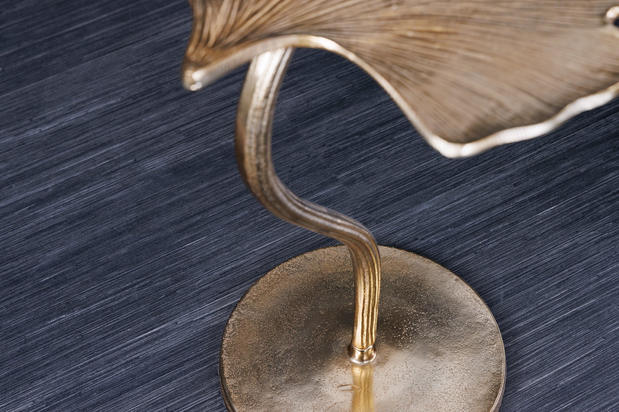 GINKGO HOJA mesa auxiliar decorativa 55cm hecha a mano en metal dorado
