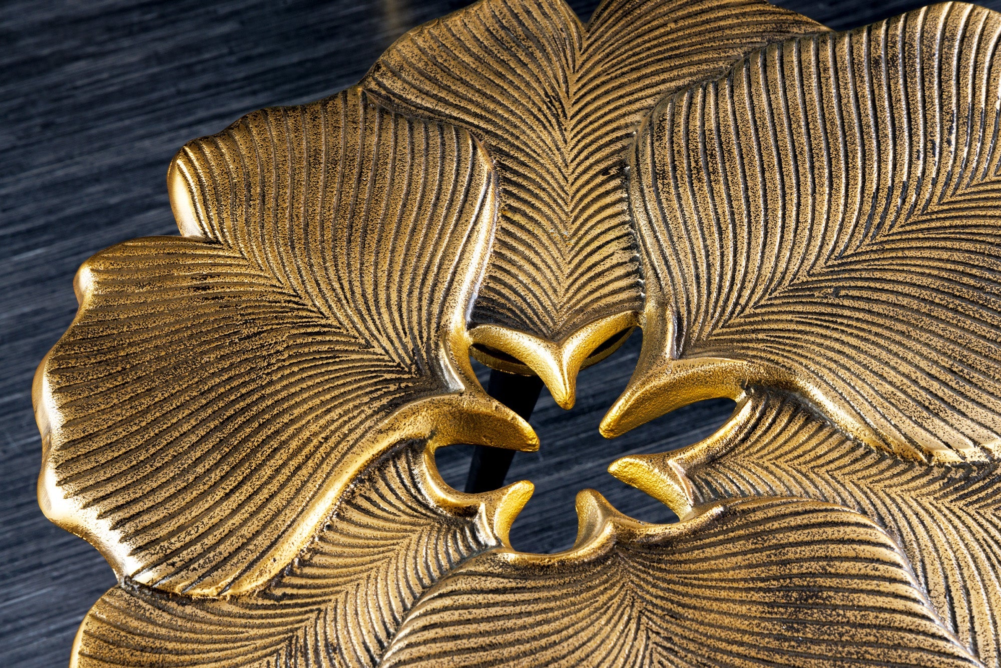 Mesa auxiliar decorativa GINKGO LEAFS, 60 cm, realizada a mano en metal dorado