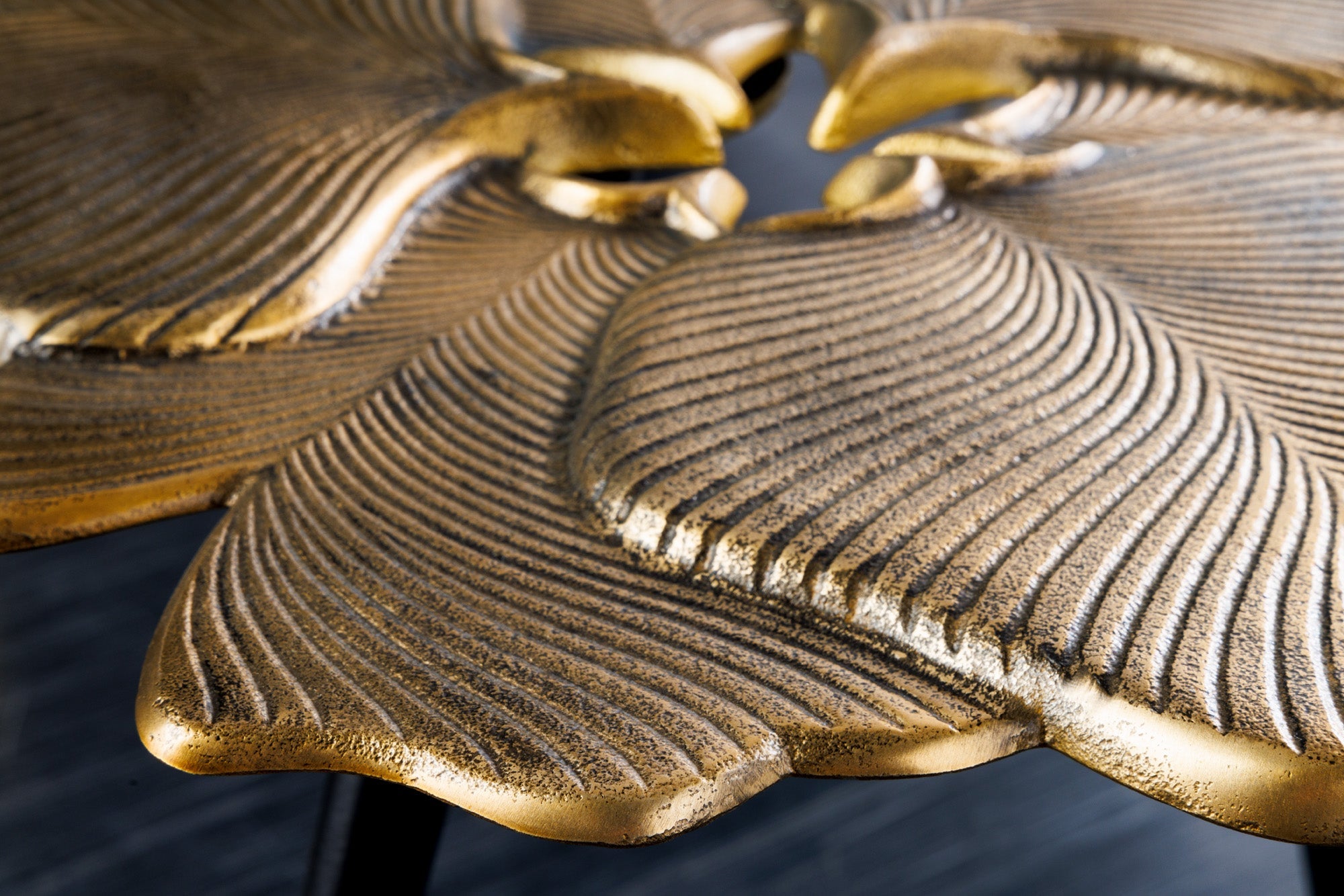 Mesa auxiliar decorativa GINKGO LEAFS, 60 cm, realizada a mano en metal dorado