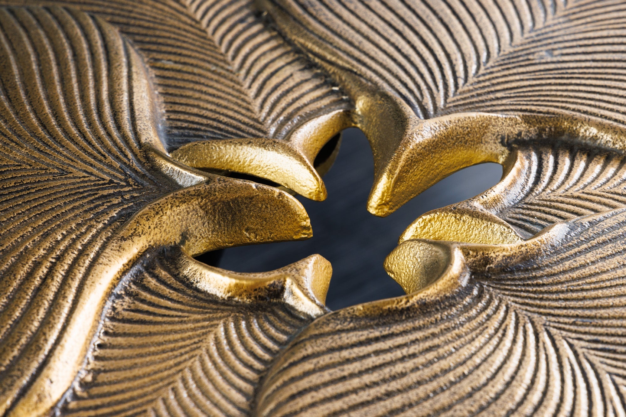 Mesa auxiliar decorativa GINKGO LEAFS, 60 cm, realizada a mano en metal dorado