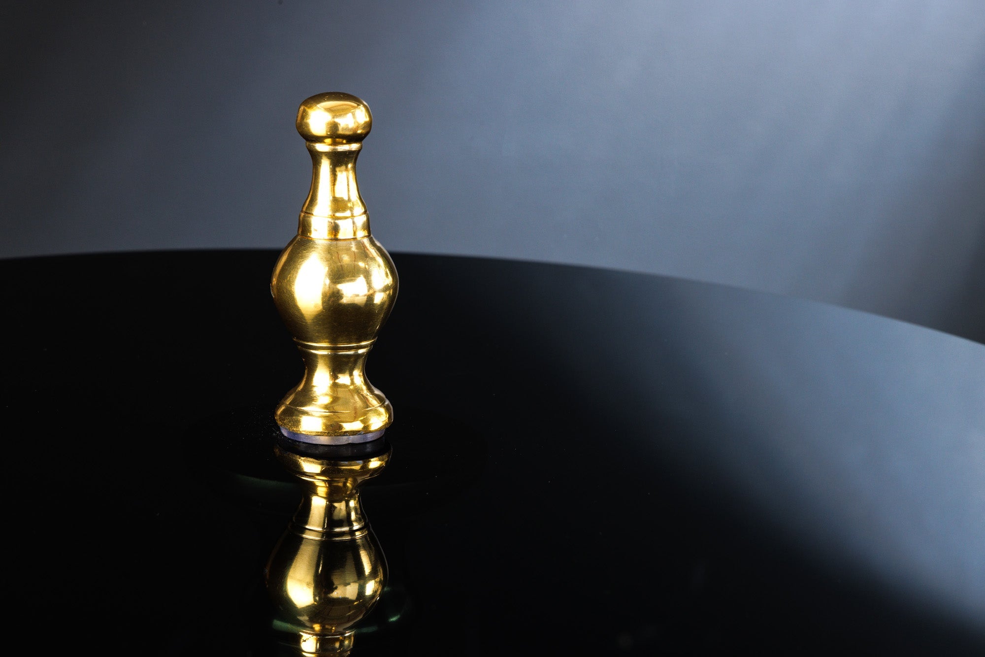 ABSTRACT mesa auxiliar de diseño 45cm metal dorado negro tapa de cristal hecho a mano redonda