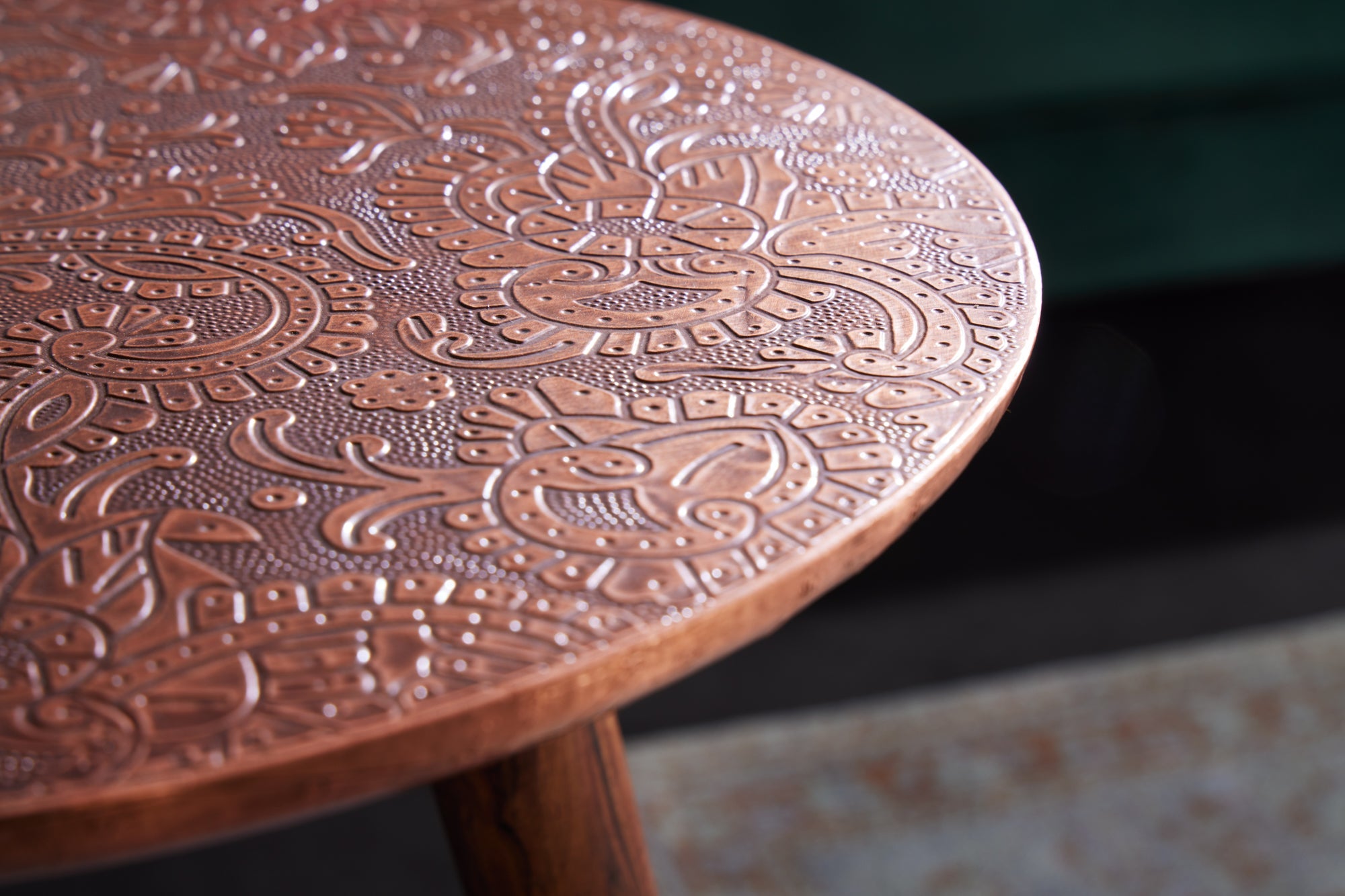 ALCAZAR mesa auxiliar de diseño 50cm cobre antiguo metal mango madera redonda hecha a mano
