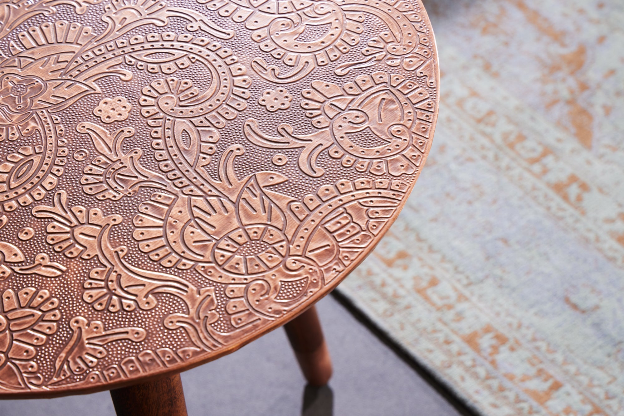 ALCAZAR mesa auxiliar de diseño 50cm cobre antiguo metal mango madera redonda hecha a mano