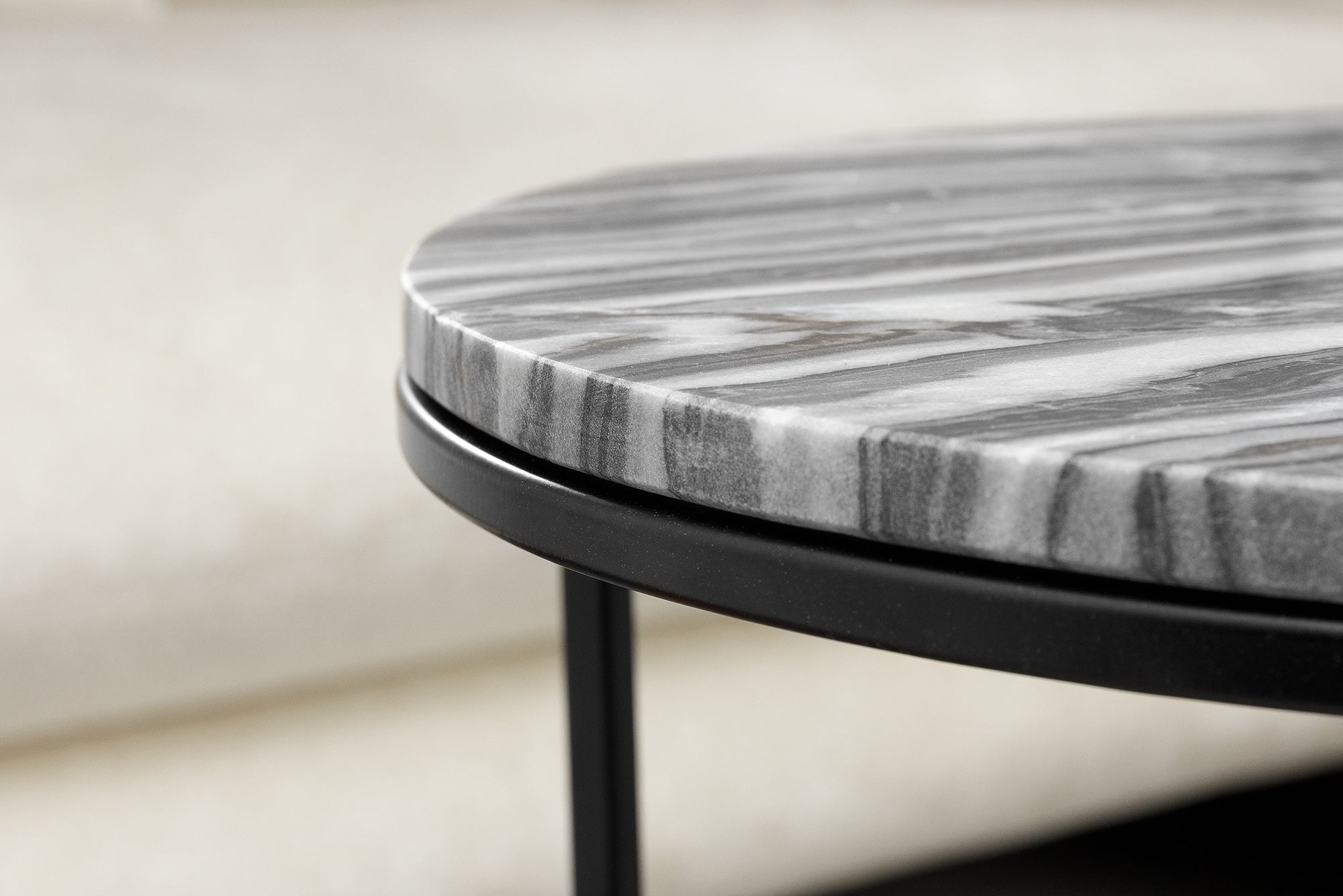 ELEMENTS mesa auxiliar de diseño, set de 2, 40 cm, mármol gris, marco negro, redonda