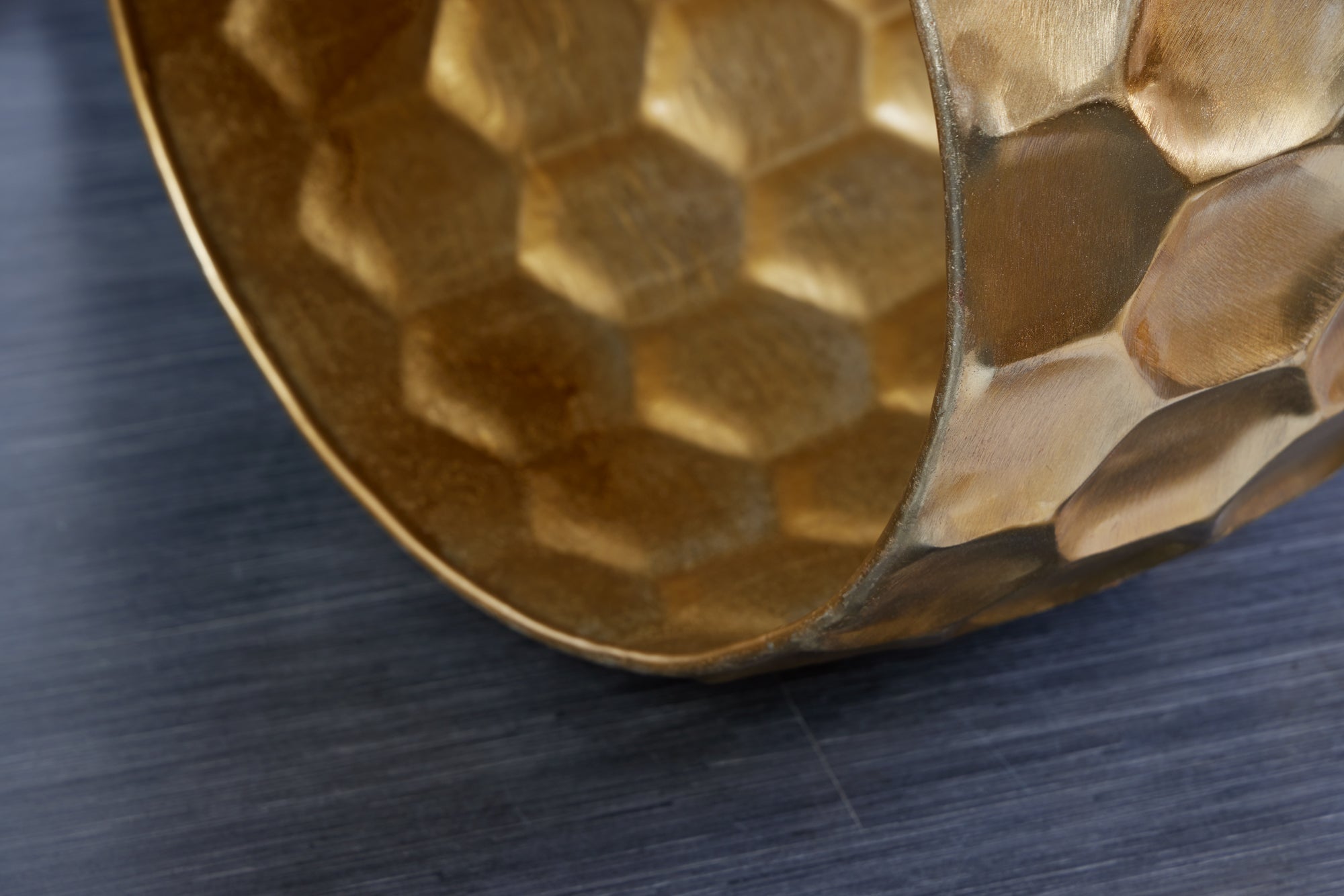 ORGANIC ORIENT Mesilla de noche redonda de 55 cm en metal dorado martillado hecho a mano