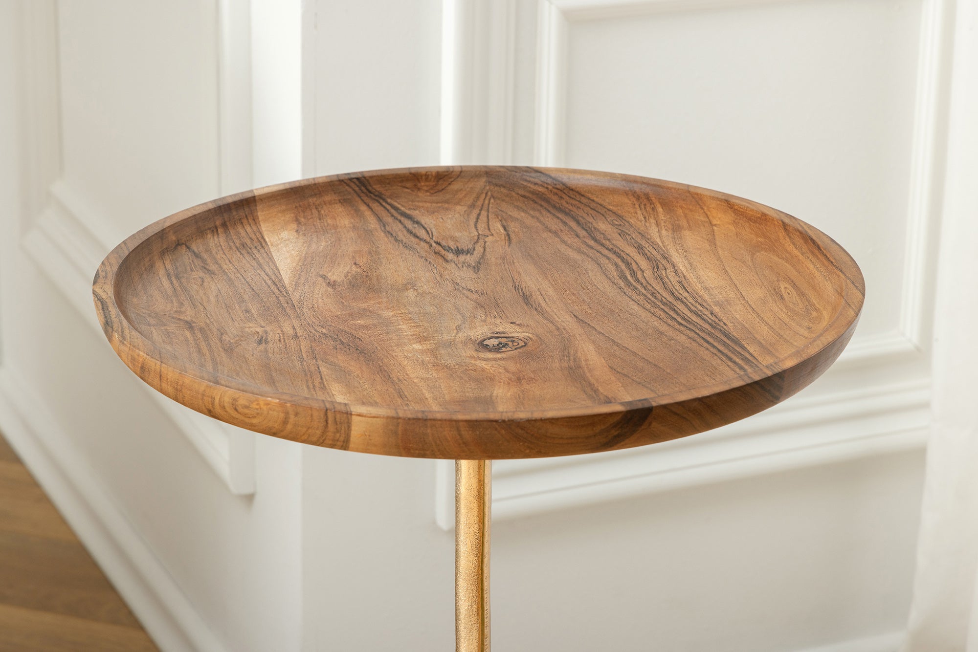 Mesa auxiliar de diseño TRAYFUL 55cm madera maciza de acacia redonda base de mármol negro dorado