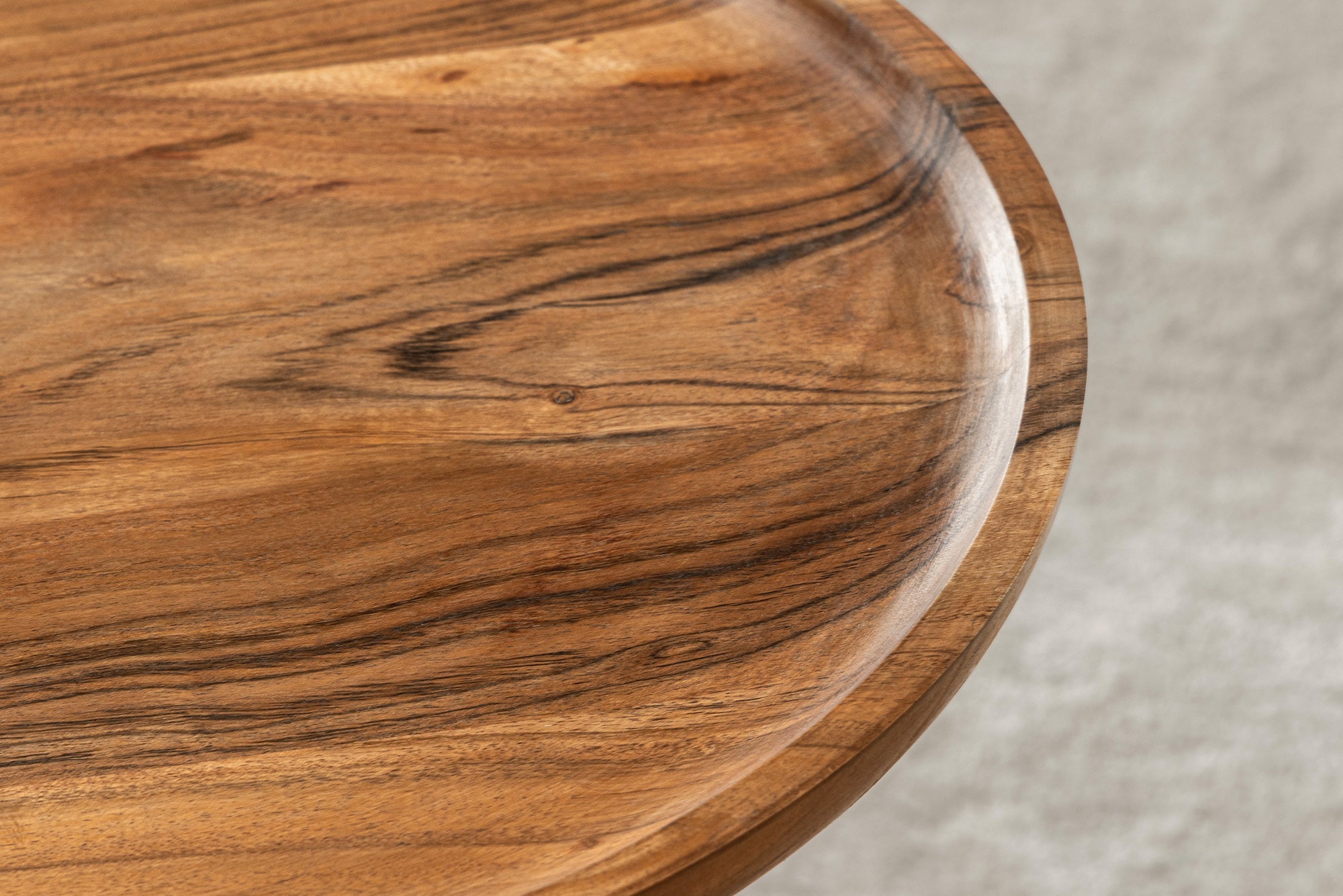 Mesa auxiliar de diseño TRAYFUL 55cm madera maciza de acacia redonda base de mármol negro dorado