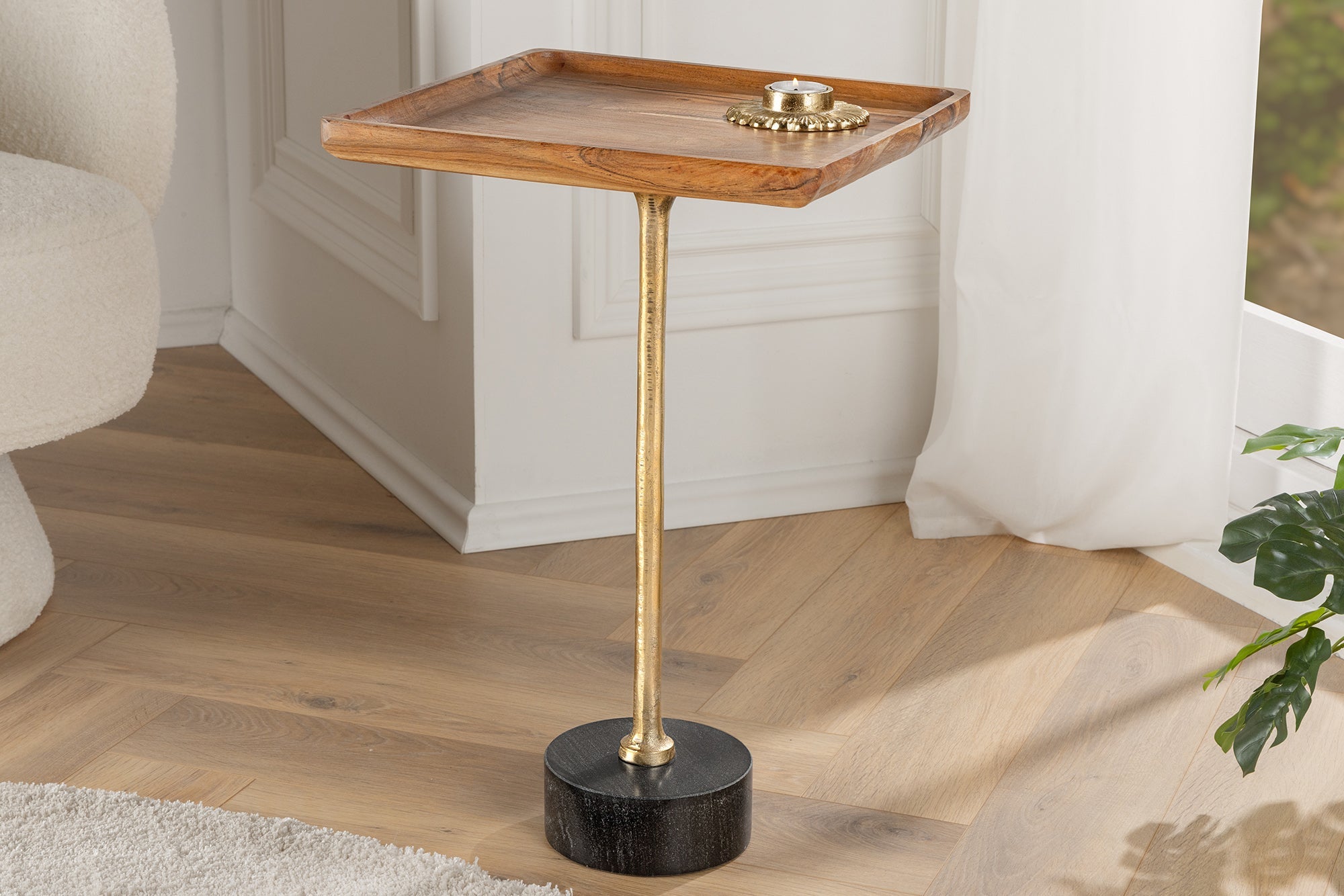 Mesa auxiliar de diseño TRAYFUL 55cm madera maciza de acacia natural base de mármol negro metal dorado