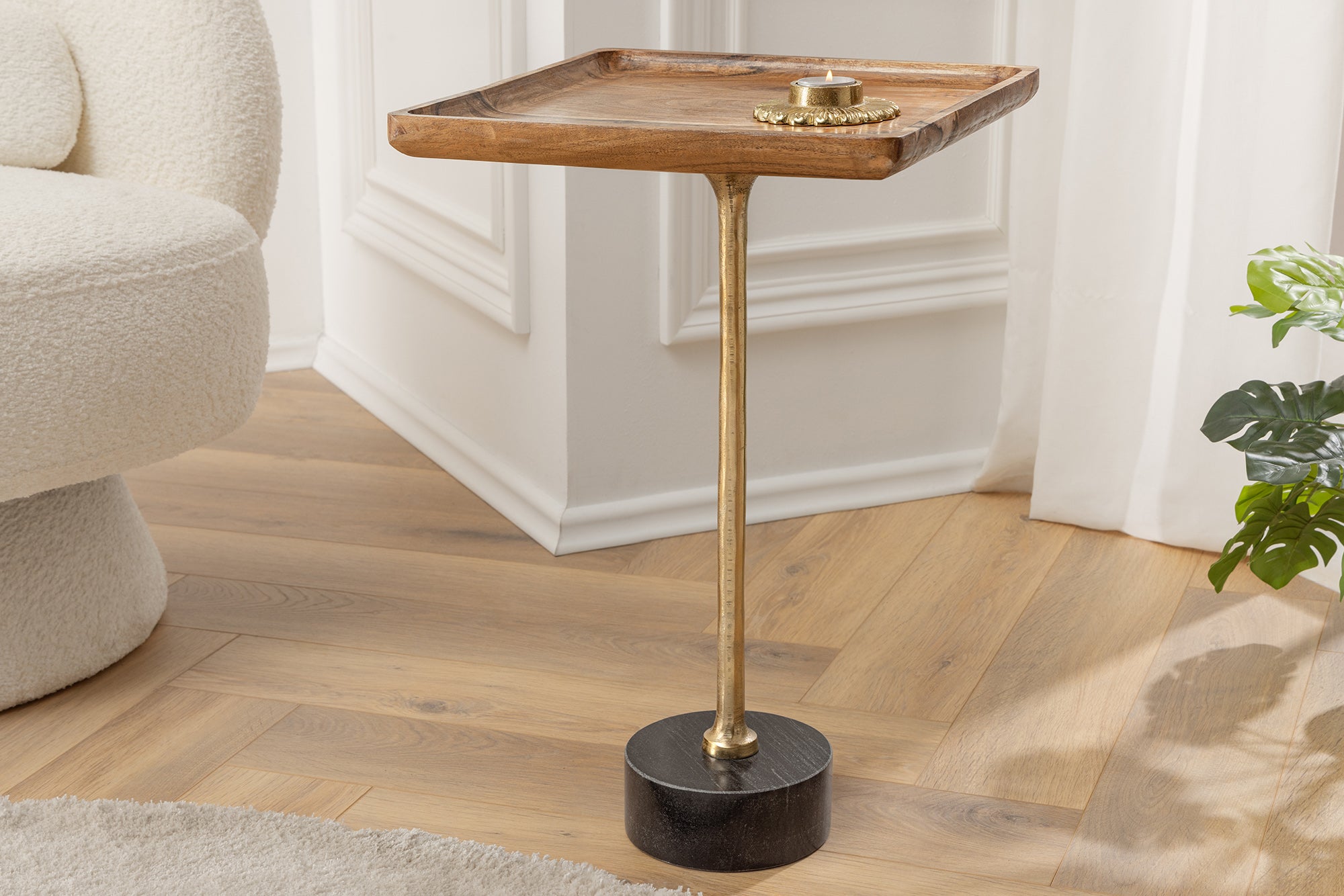 Mesa auxiliar de diseño TRAYFUL 55cm madera maciza de acacia natural base de mármol negro metal dorado