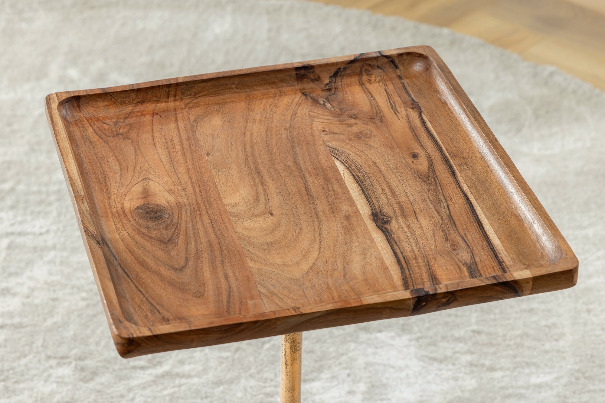 Mesa auxiliar de diseño TRAYFUL 55cm madera maciza de acacia natural base de mármol negro metal dorado