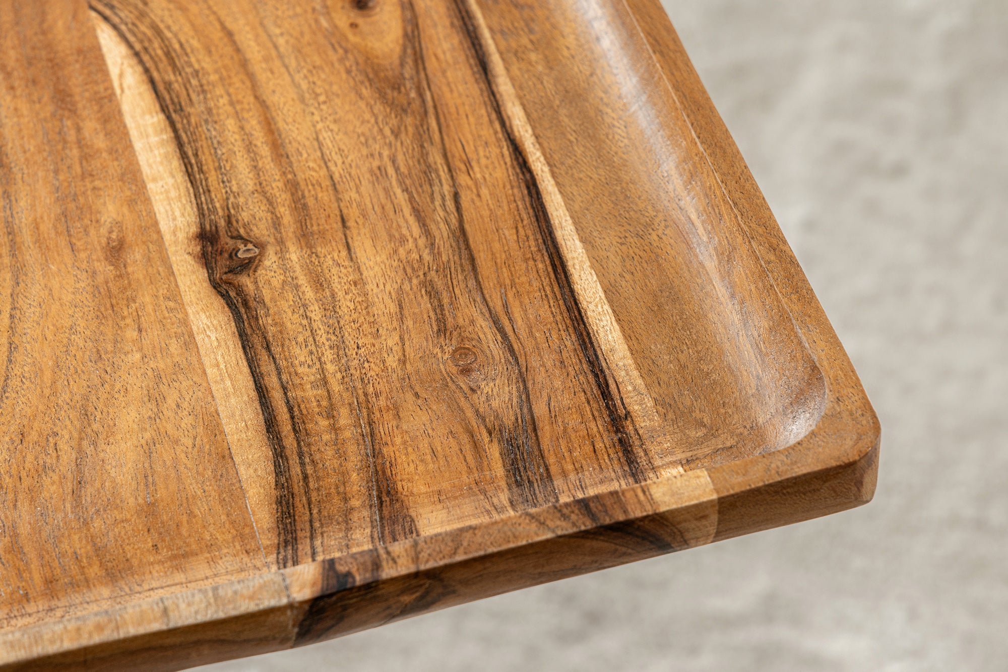 Mesa auxiliar de diseño TRAYFUL 55cm madera maciza de acacia natural base de mármol negro metal dorado