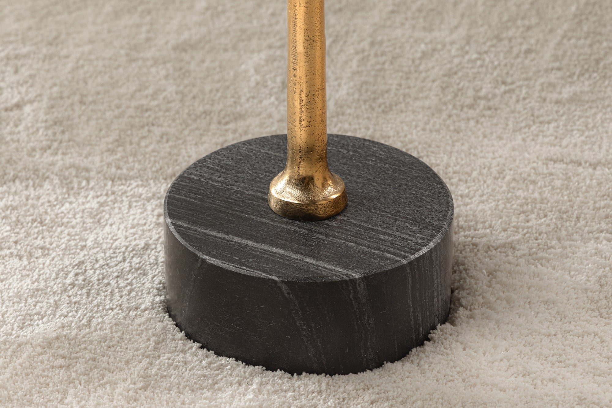 Mesa auxiliar de diseño TRAYFUL 55cm madera maciza de acacia natural base de mármol negro metal dorado