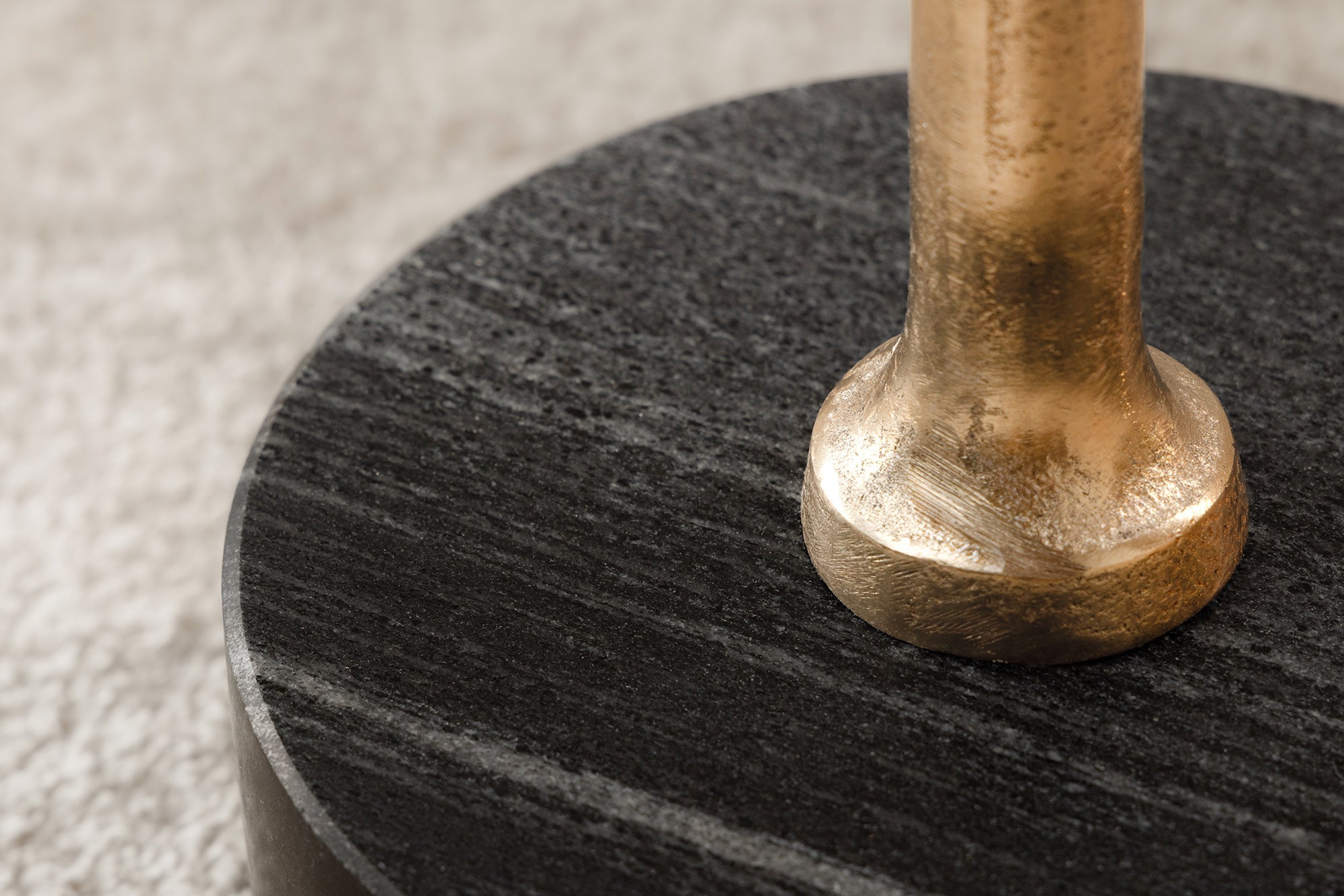 Mesa auxiliar de diseño TRAYFUL 55cm madera maciza de acacia natural base de mármol negro metal dorado