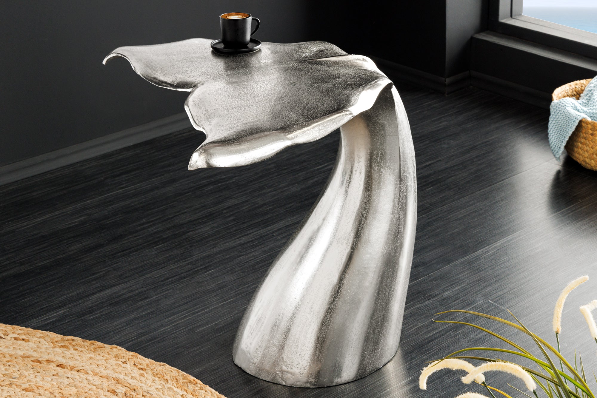 WILDLIFE mesa auxiliar diseño aleta de ballena 60cm metal plateado hecha a mano