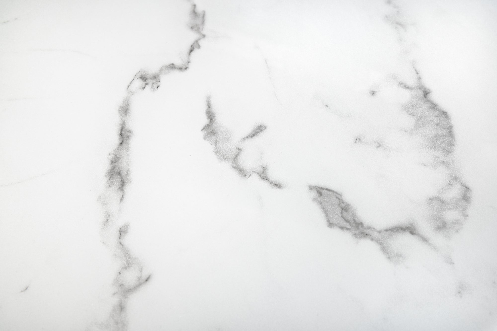 Elegante mesa auxiliar BOUTIQUE 40cm redonda blanca de cristal con decoración de mármol y marco negro