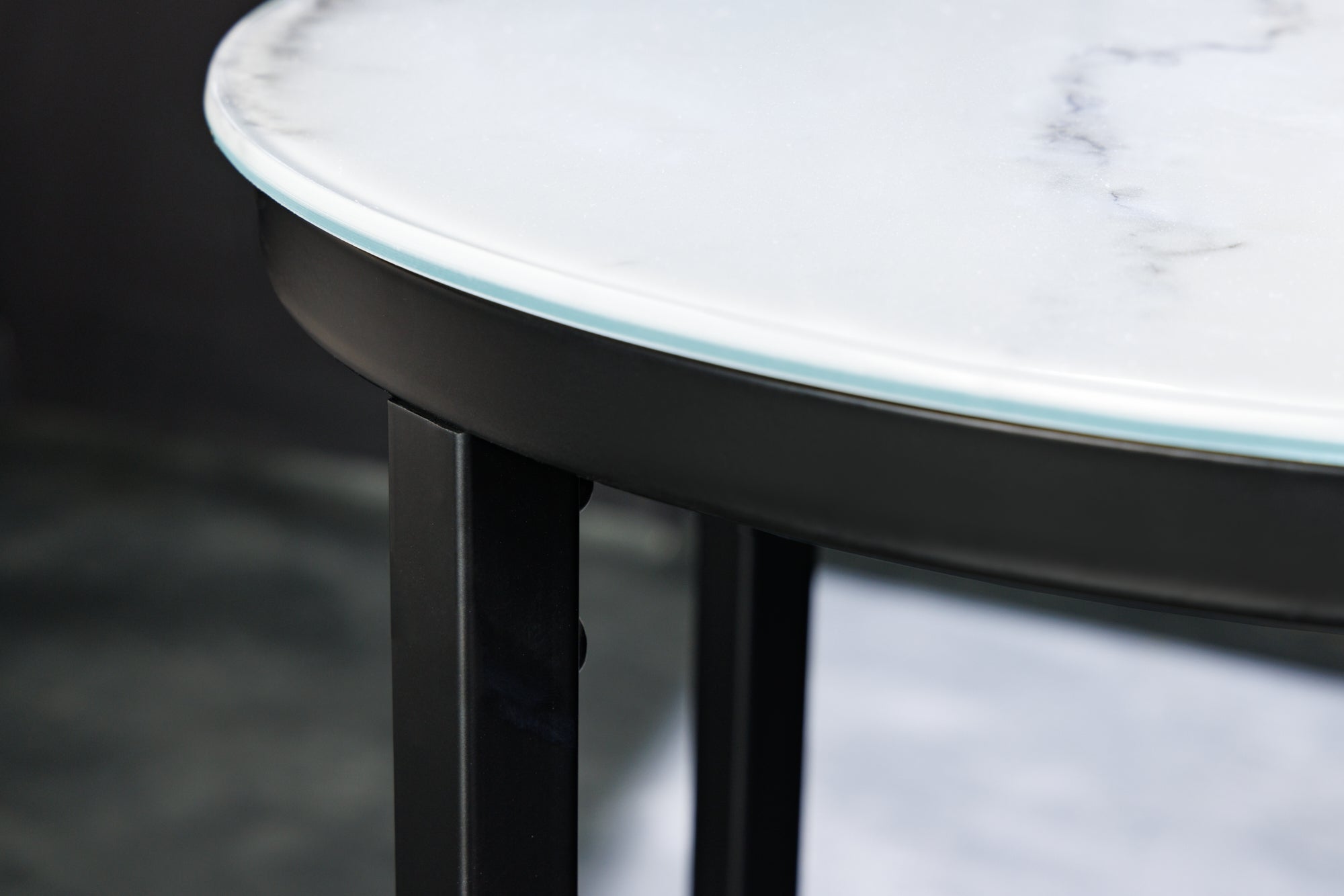 Elegante mesa auxiliar BOUTIQUE 40cm redonda blanca de cristal con decoración de mármol y marco negro