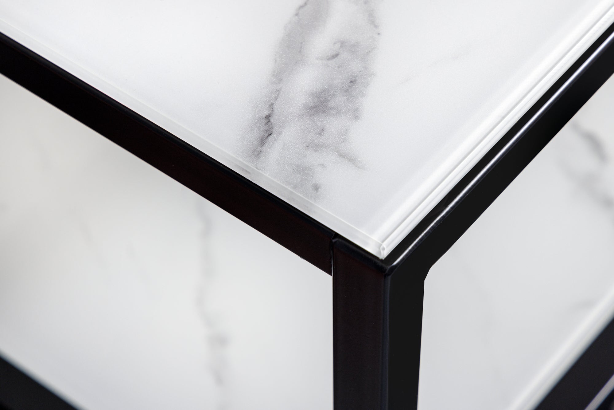 Elegante mesa auxiliar BOUTIQUE, 45cm, cristal blanco, decoración de mármol, marco negro