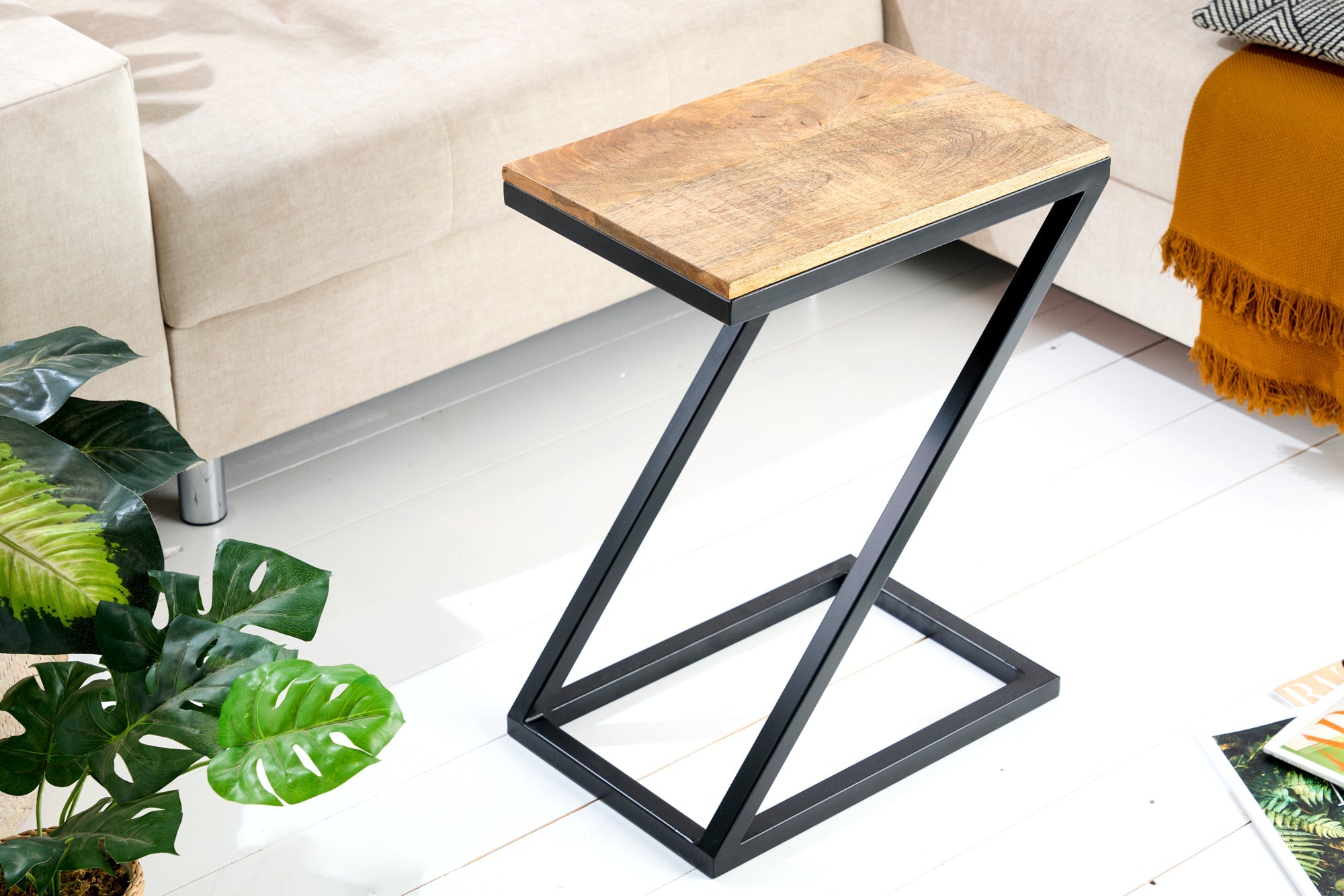 BUTLER Mesa auxiliar de madera maciza de 60 cm en madera de mango natural hecha a mano Mesa para portátil de metal negro