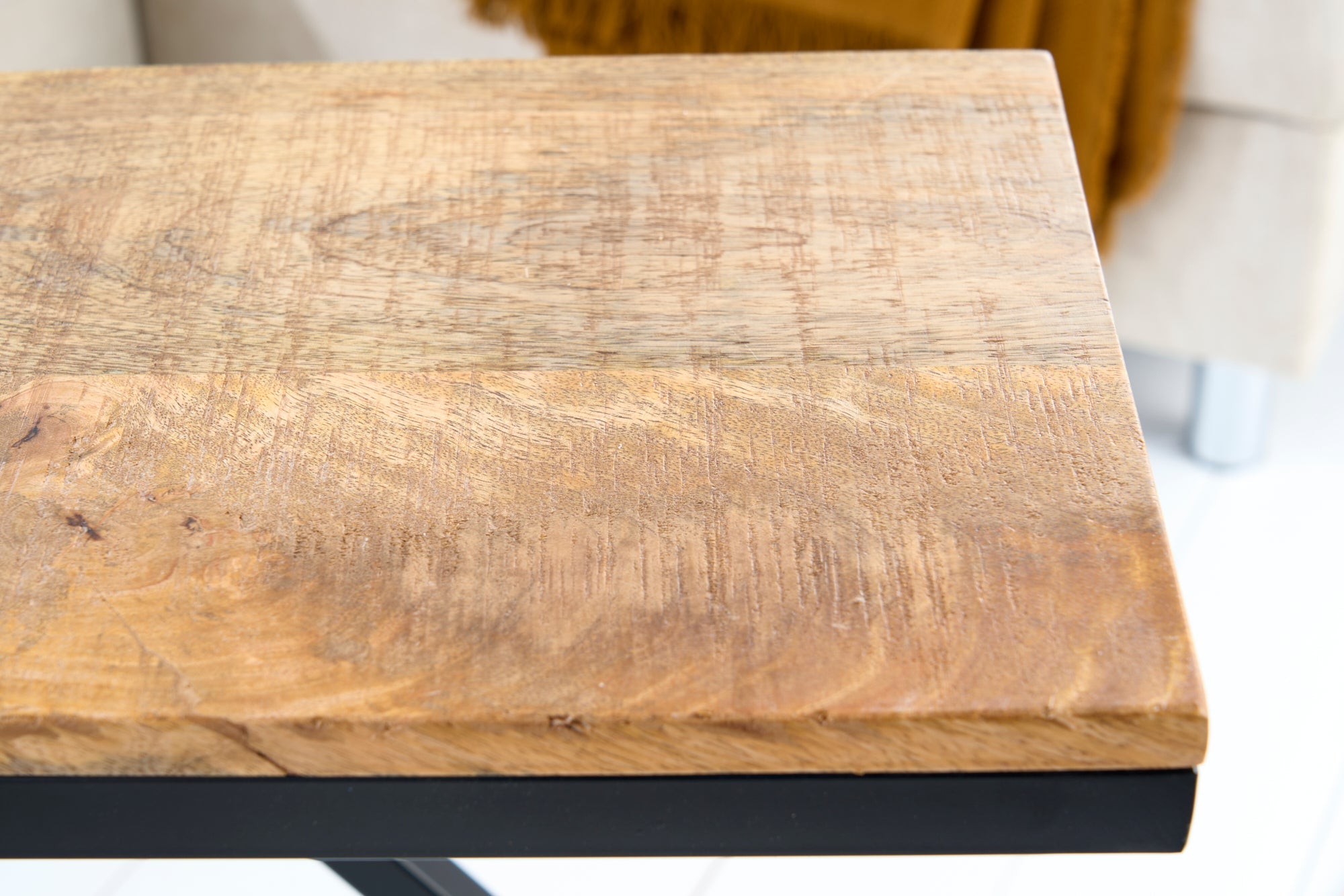 BUTLER Mesa auxiliar de madera maciza de 60 cm en madera de mango natural hecha a mano Mesa para portátil de metal negro