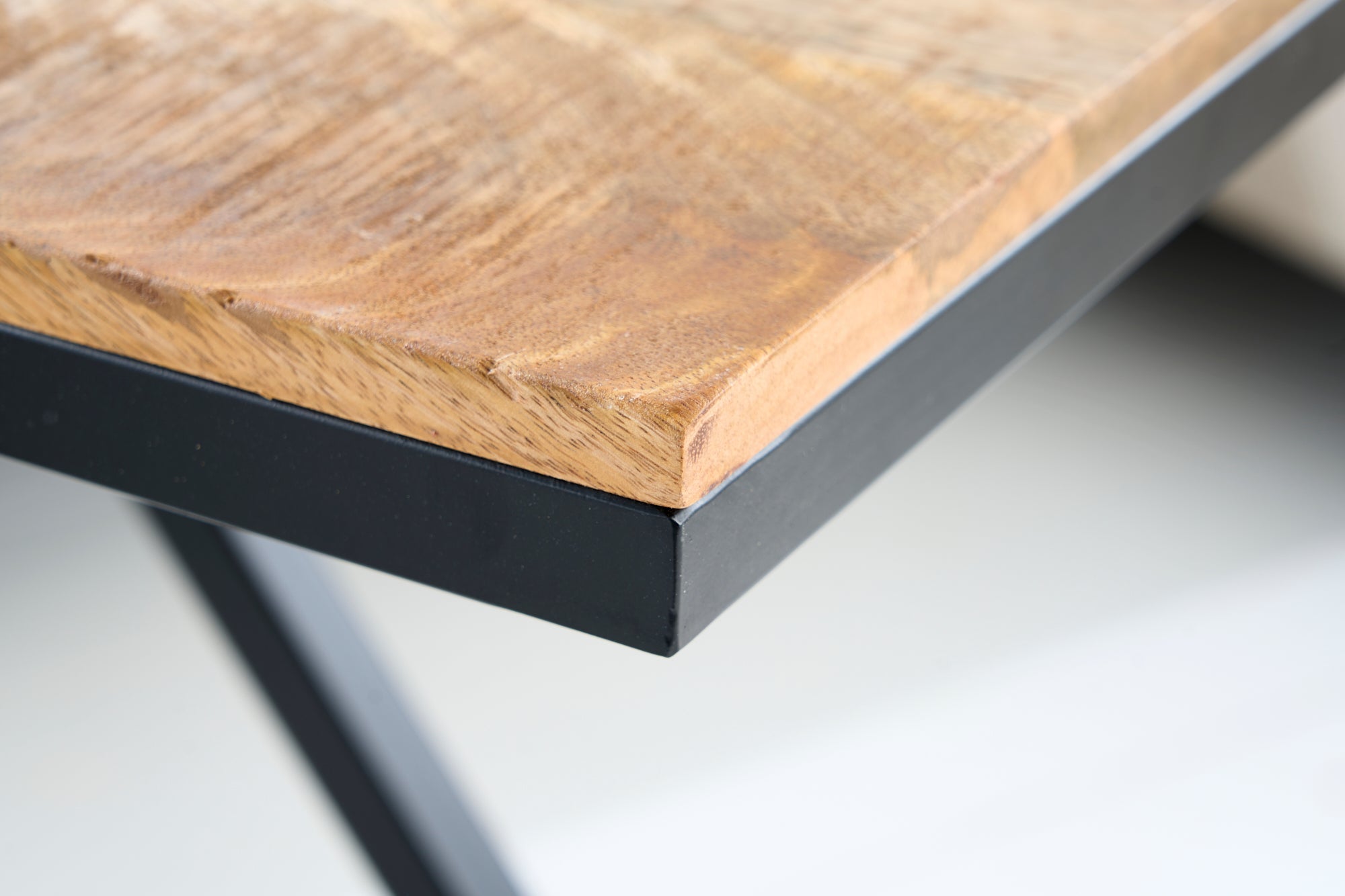 BUTLER Mesa auxiliar de madera maciza de 60 cm en madera de mango natural hecha a mano Mesa para portátil de metal negro