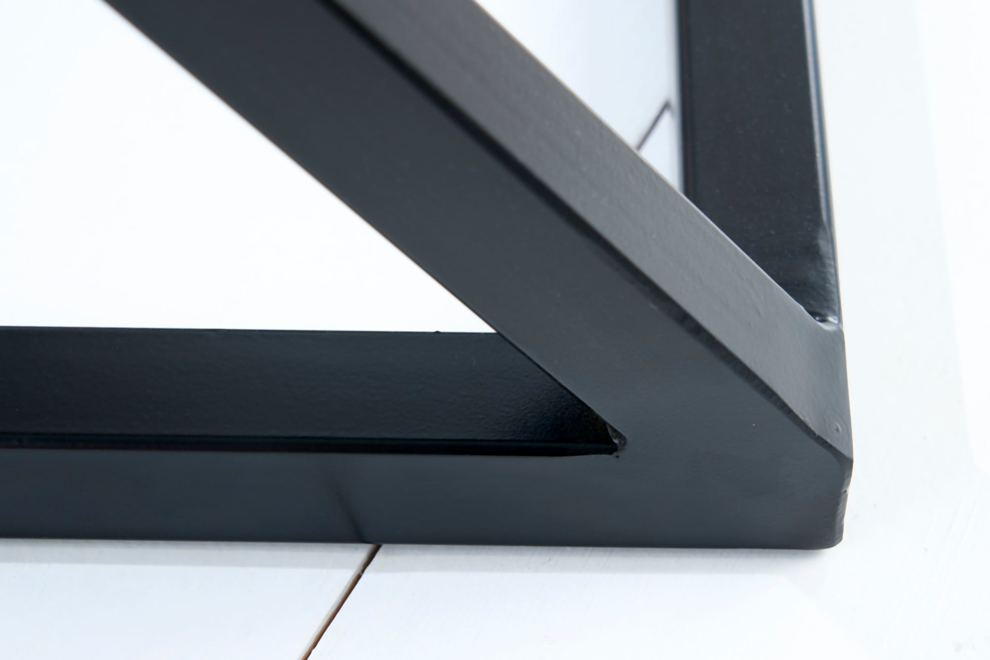 BUTLER Mesa auxiliar de madera maciza de 60 cm en madera de mango natural hecha a mano Mesa para portátil de metal negro