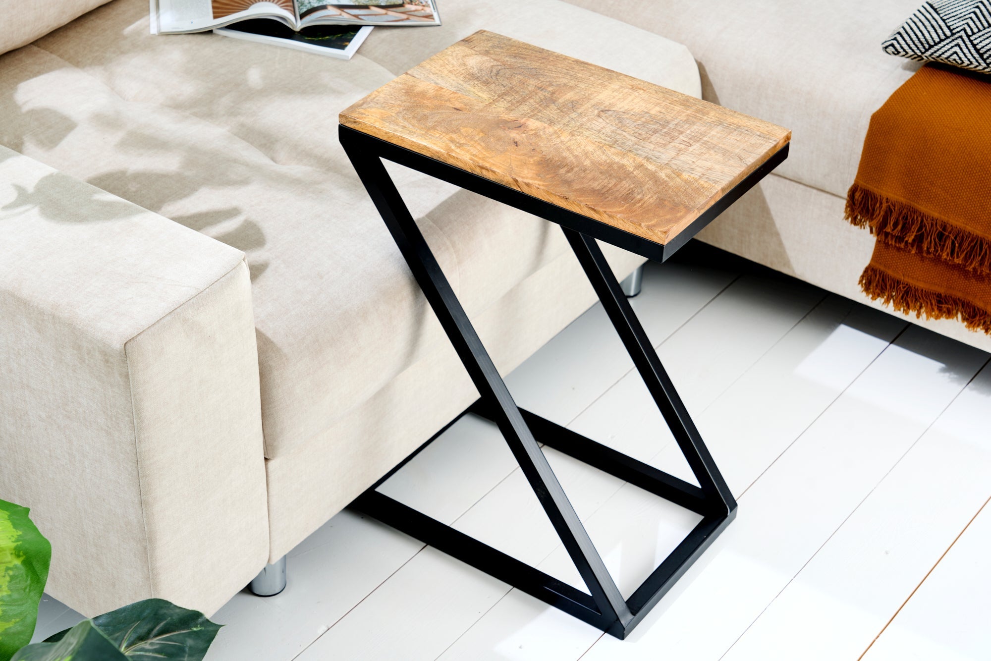 table-dappoint-en-bois-massif-butler-60-cm-en-bois-de-manguier-naturel-fait-main-table-pour-ordinateur-portable-en-metal-noir_42574 (inv)
